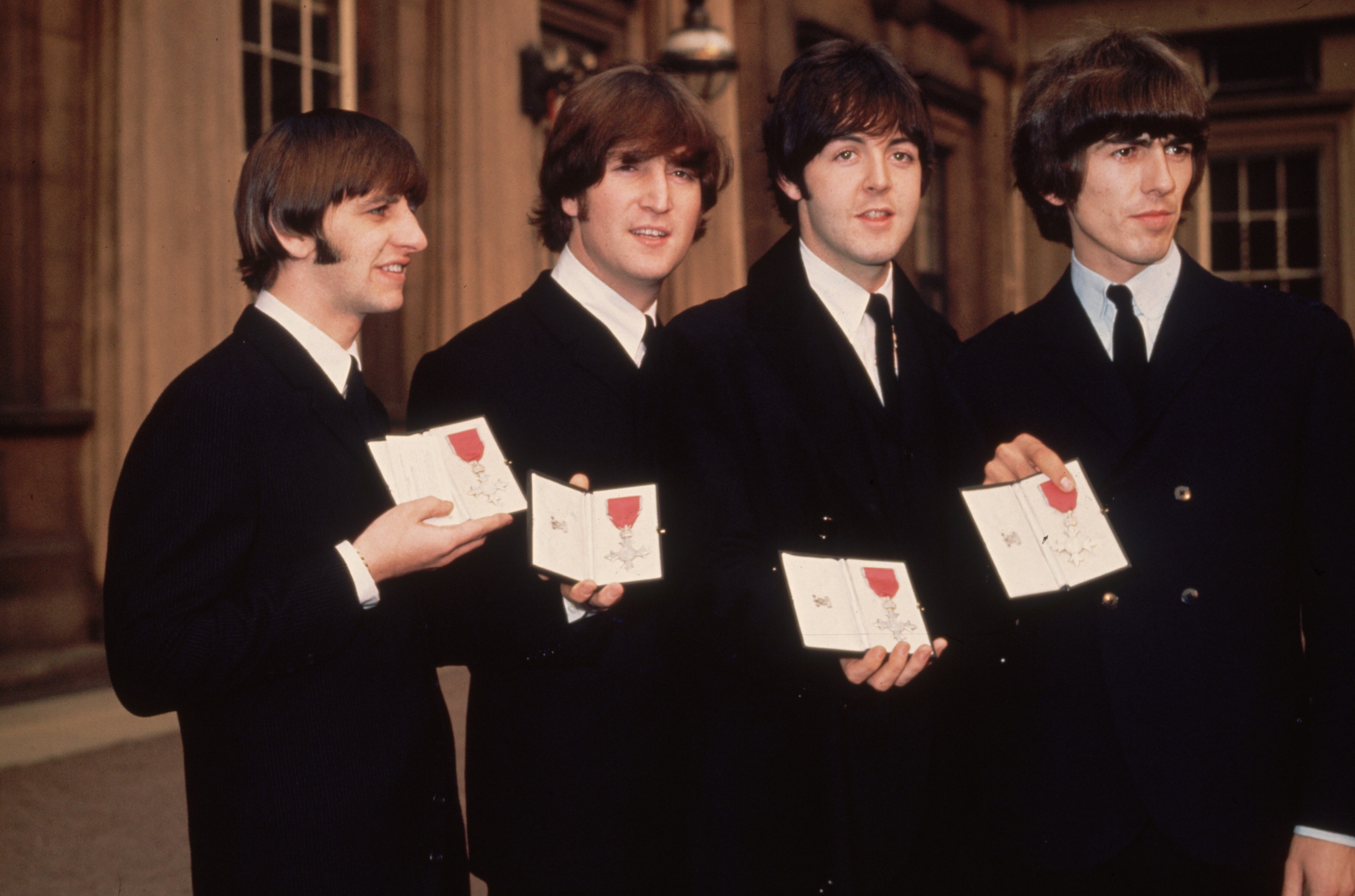 26 ottobre 1965. I Beatles, appena nominati baronetti, posano davanti a Buckingham Palace