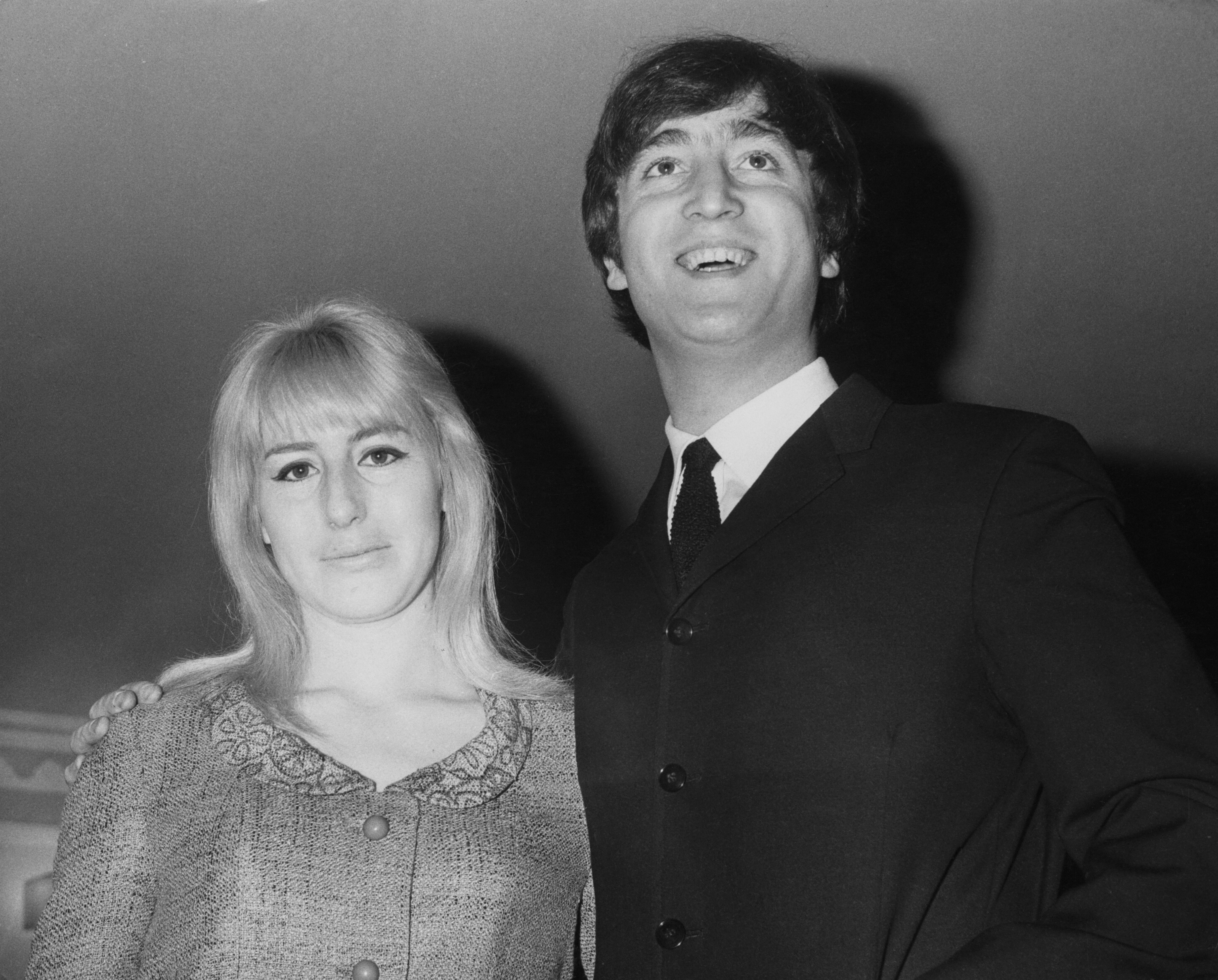 John Lennon con la prima moglie Cynthia nel 1964