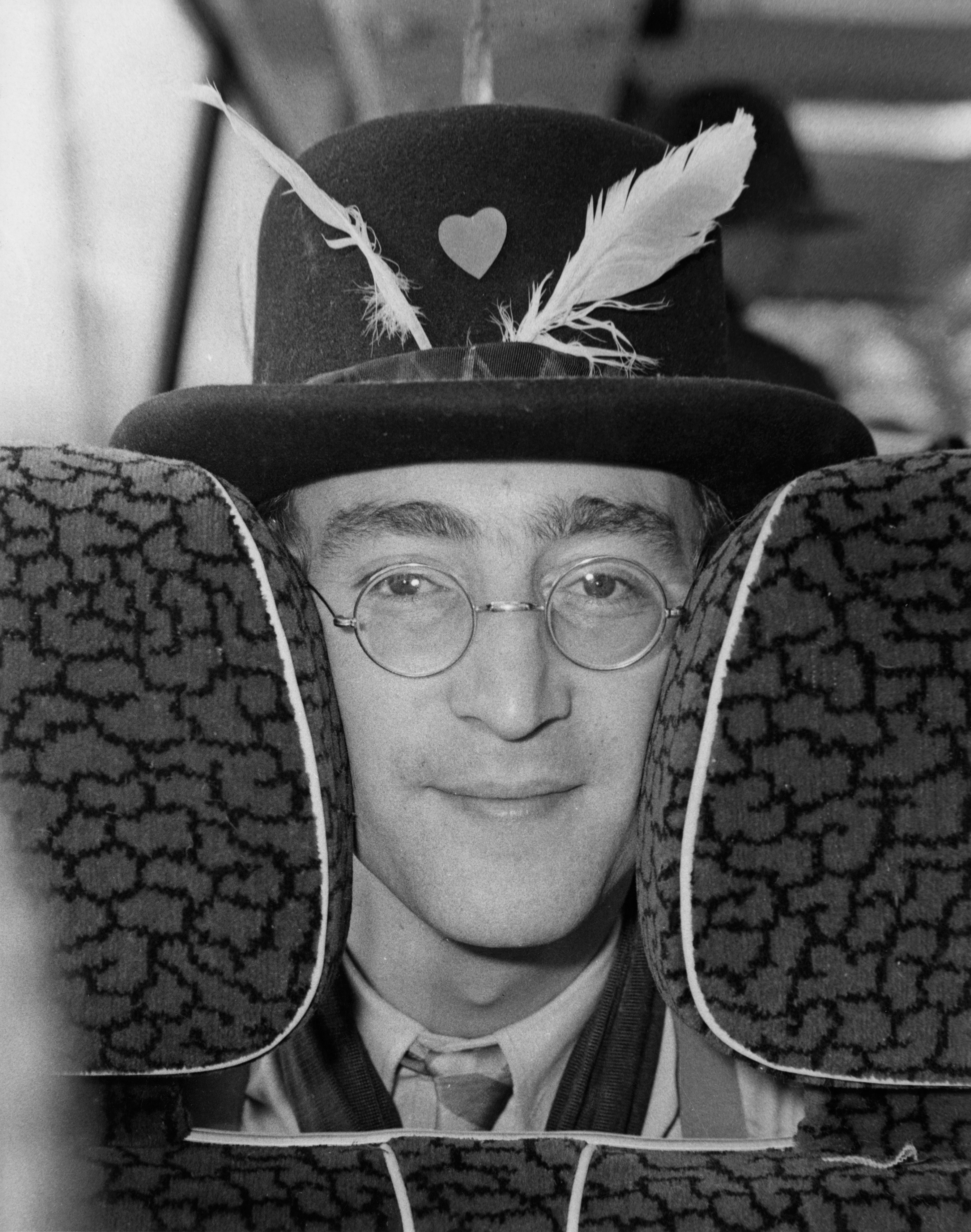 Settembre 1967. Uno scatto di John Lennon durante le riprese del film "Magical Mystery Tour"