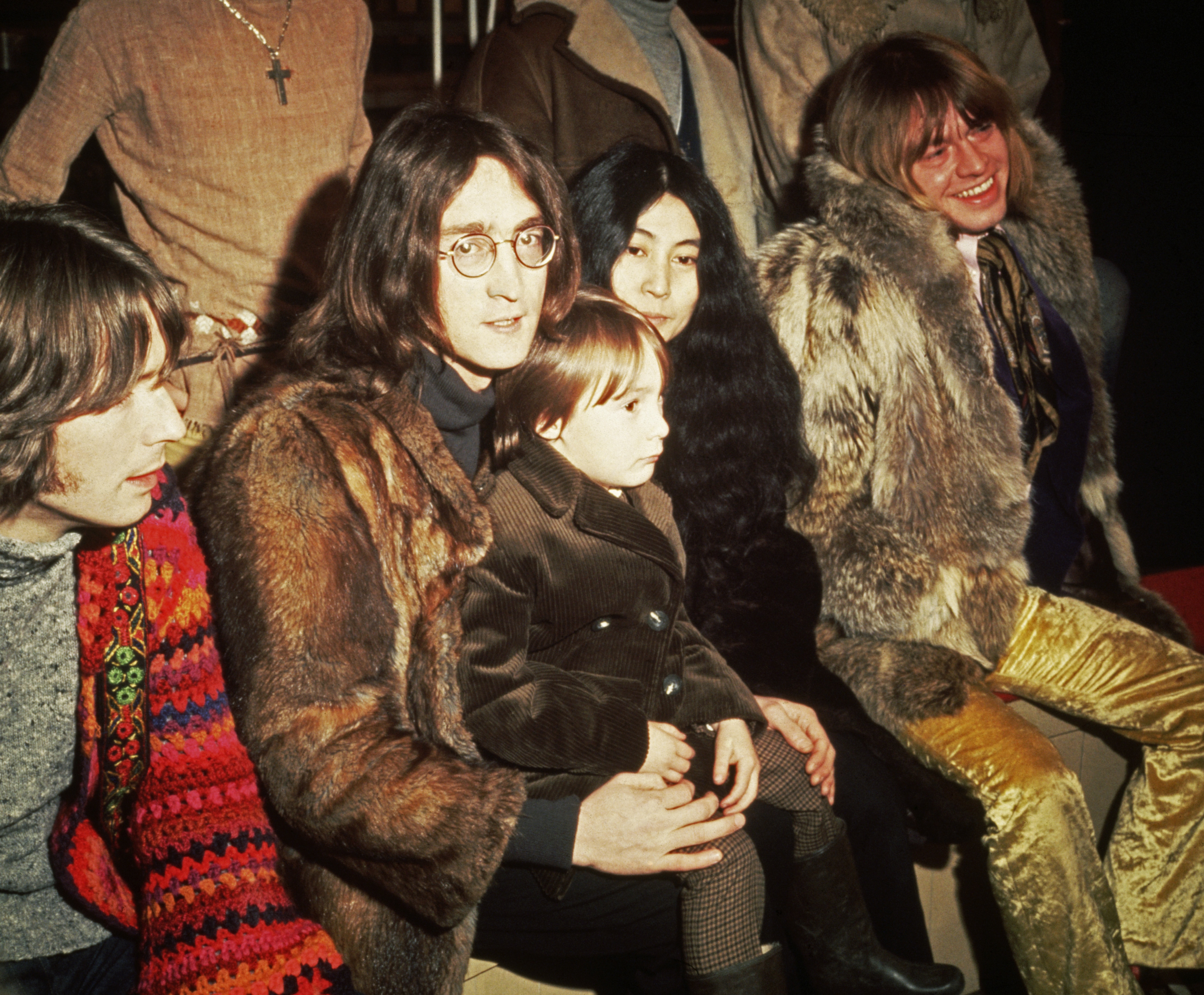 Dicembre 1968. John Lennon con Eric Clapton, la moglie Yoko Ono, il figlio Julian e Brian Jones