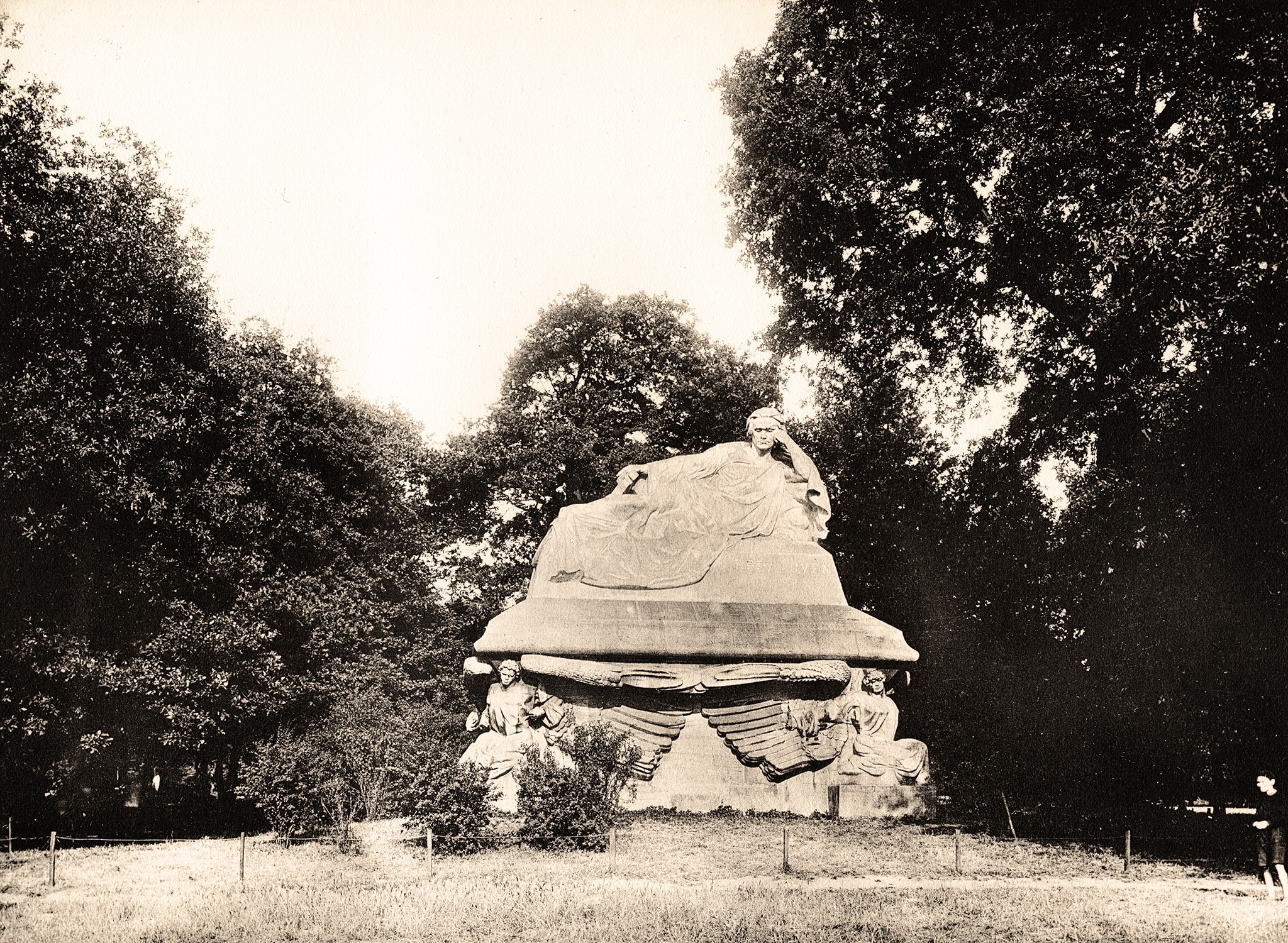 José de Charmoy, Monumento a Beethoven, Bois de Vincennes, Parigi, Francia 1927. Lo scultore de Charmoy aveva ultimato solo la base prima della sua partenza per la guerra, nel 1914, dove perde la vita. Nel 1927, viene posto sul basamento il gesso che lo scultore aveva realizzato come bozzetto. Il monumento non sarà mai finito. Coll. Borowsky/ ADOC-Photos / contrasto