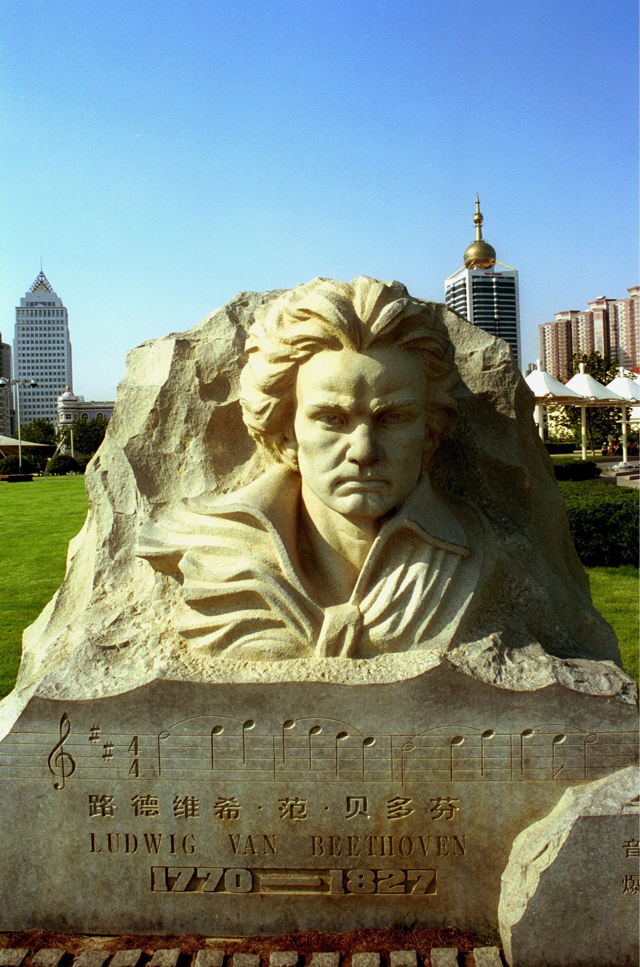 Lizhong Xu, Monumento a Beethoven, Piazza della Musica, Qingdao, Cina, 2003 ©Daniele Mattioli / Anzenberger / contrasto