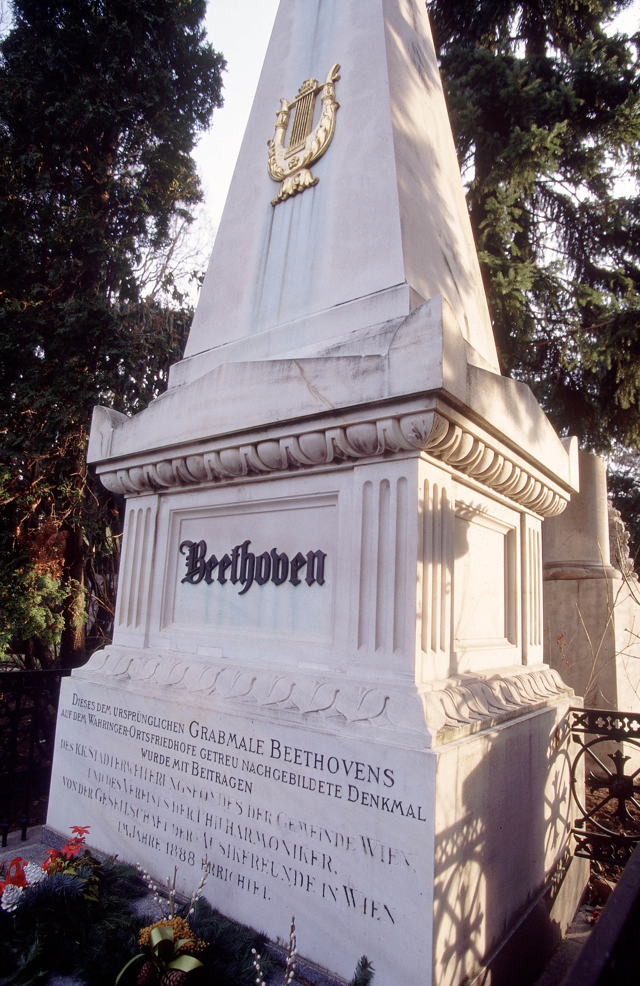 La tomba onoraria di Ludwig van Beethoven, Cimitero di Zentralfriedhof, Vienna, Austria, 1888. La tomba viennese fu copiata da quella originale di Währing da cui furono riesumate le spoglie © Toni Anzenberger / Anzenberger / contrasto