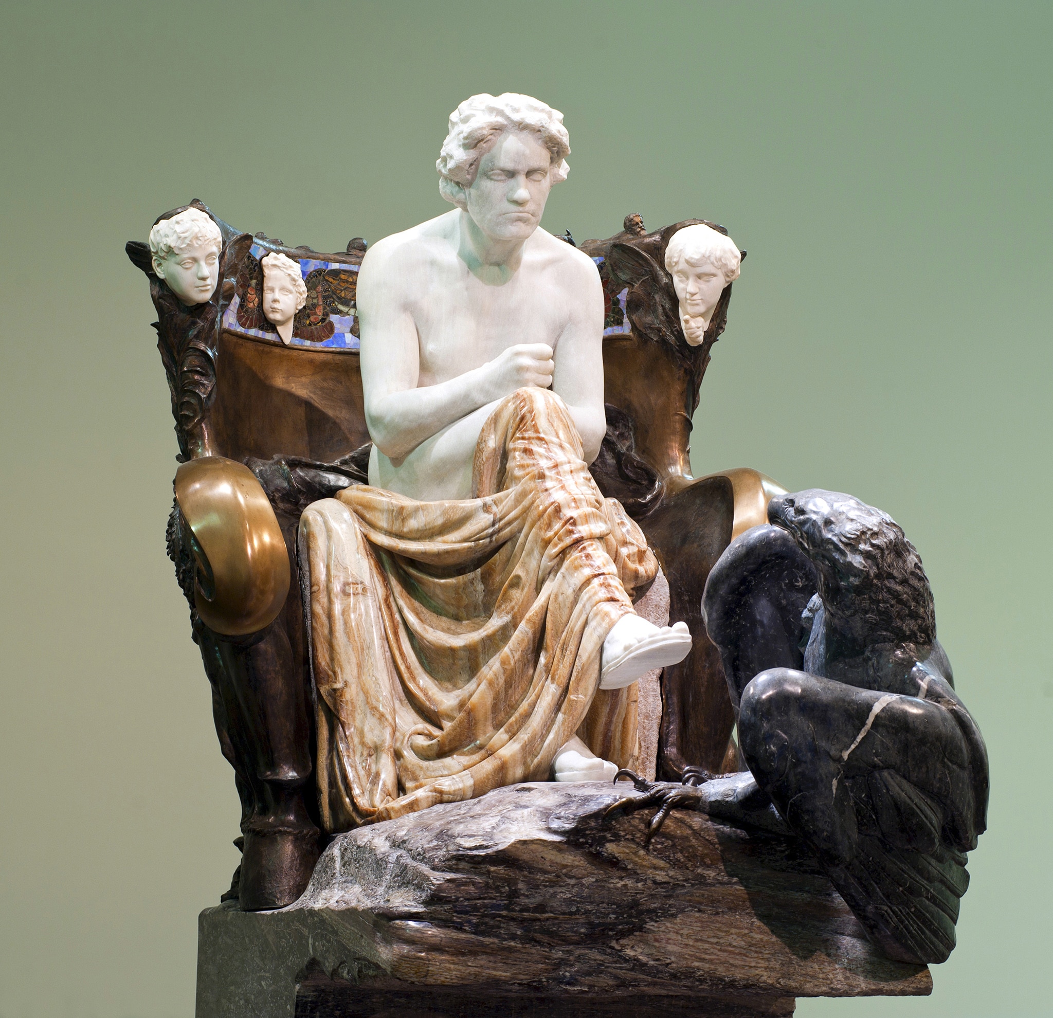 Max Klinger, Apoteosi di Beethoven, marmo, oro e avorio, 1902, Museo delle Belle Arti, Lipsia, Germania. La scultura fu realizzata in occasione della XIV esposizione della Secessione viennese, tutta dedicata a Beethoven. Foto: Peter Hirth / laif / contrasto