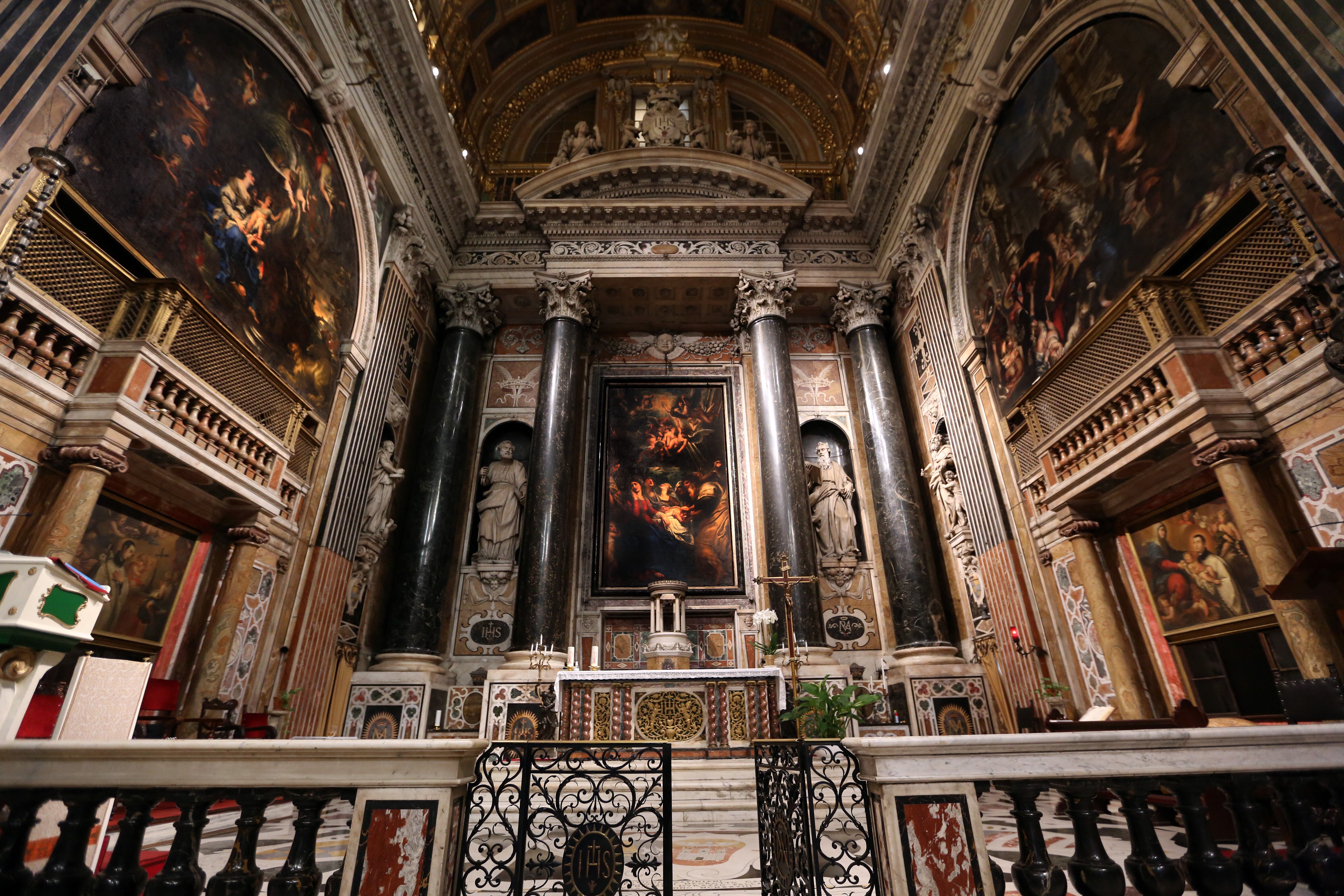 Chiesa del Gesù. Altare con la tela "Circoncisione di Gesù" di Rubens. Foto di Fabio Brusalino