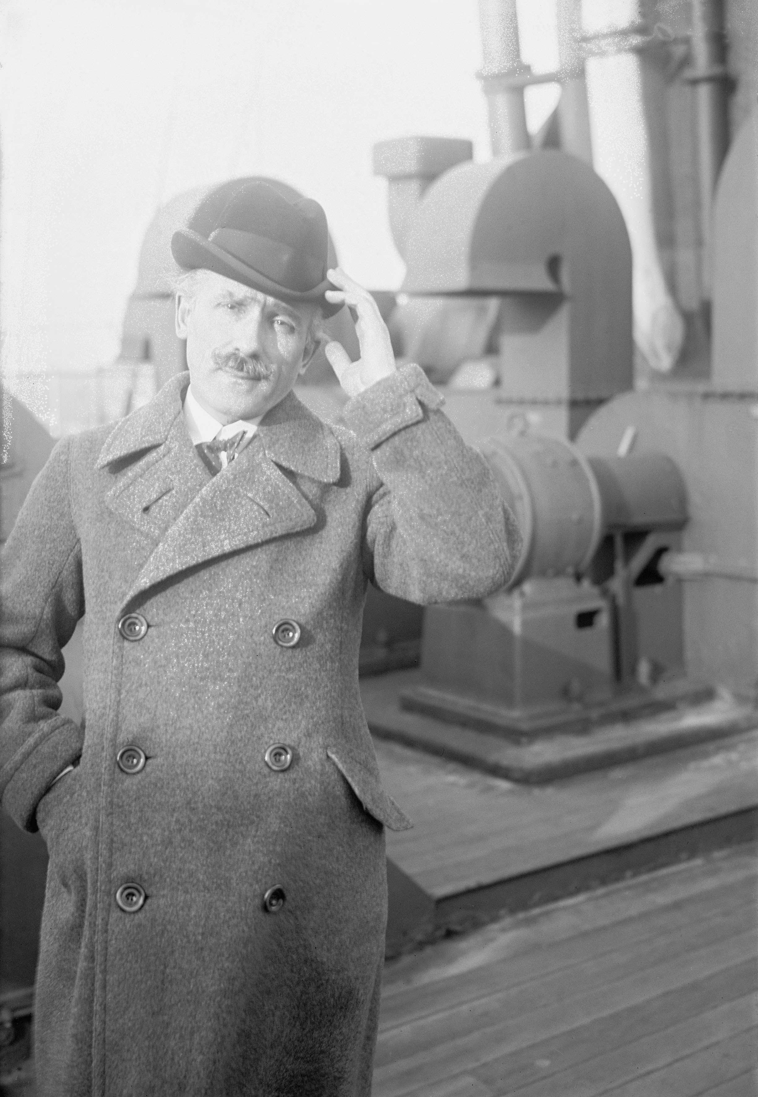 1928. Arturo Toscanini a bordo della nave che lo conduce a New York per una tournée internazionale dell’Orchestra del Teatro alla Scala.