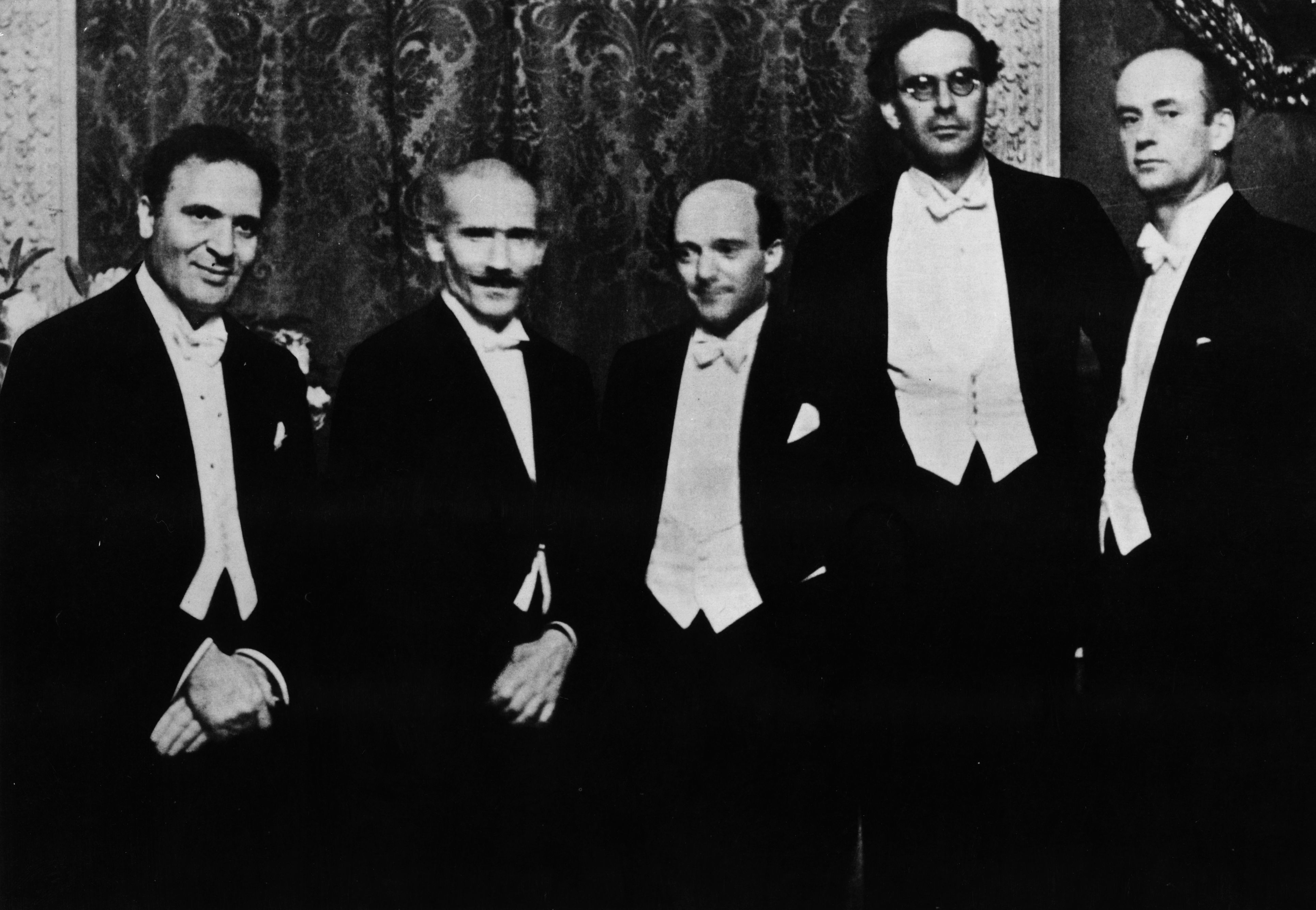 1929 circa. Cinque direttori d'orchestra di fama mondiale a Berlino a un ricevimento per Toscanini. Da sinistra a destra: Bruno Walter (1876-1962), Arturo Toscanini, Erich Kleiber (1890-1956), Otto Klemperer (1885-1973) e Wilhelm Furtwängler (1886-1954).