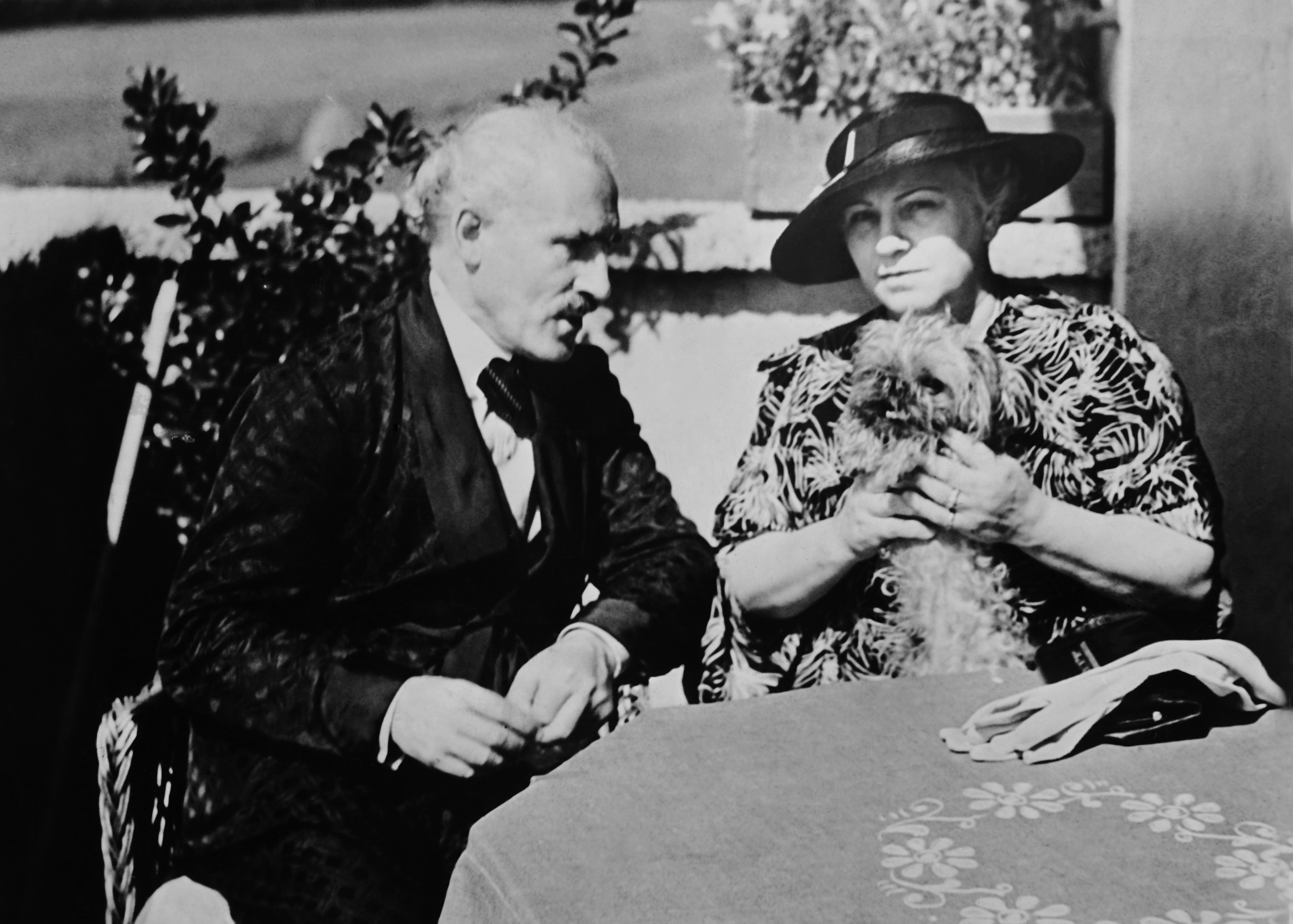 1935. Arturo Toscanini e la moglie, Carla De Martini, nella loro villa di Salisburgo.