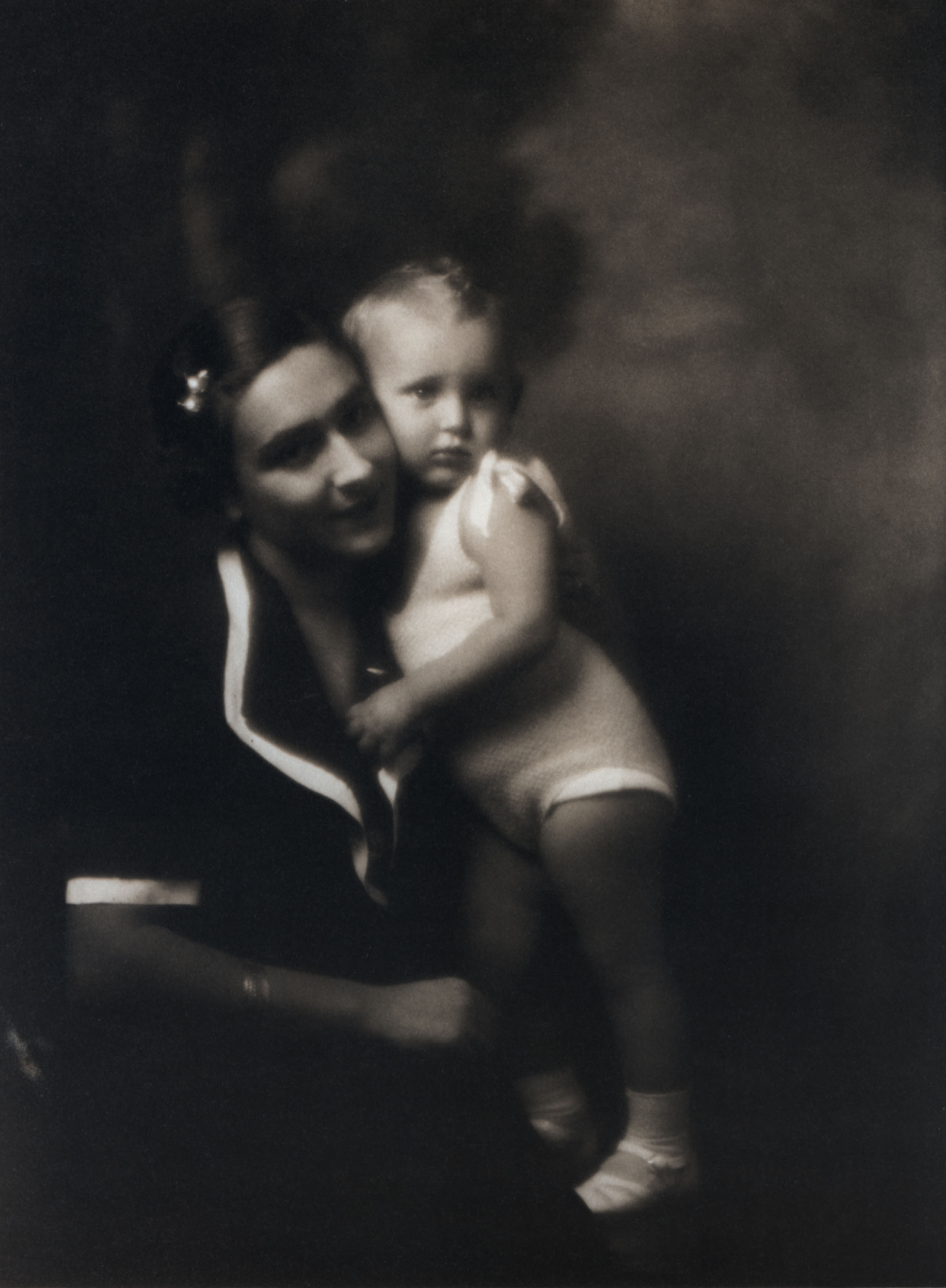 1935 circa. Wally Toscanini e la piccola Emanuela di Castelbarco, rispettivamente figlia e nipote del grande direttore d’orchestra.