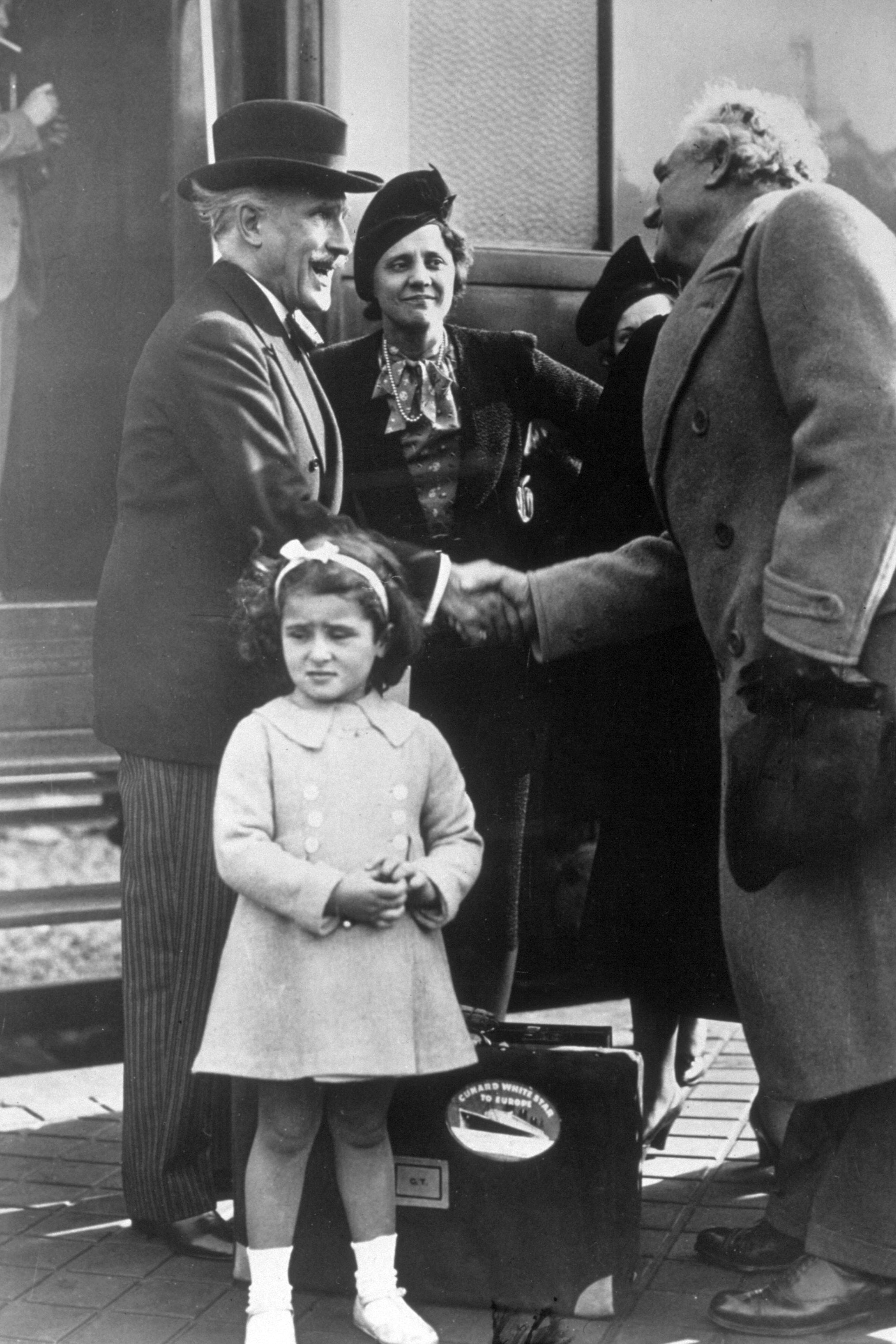 1939 circa. Arturo Toscanini con la moglie e la nipote.