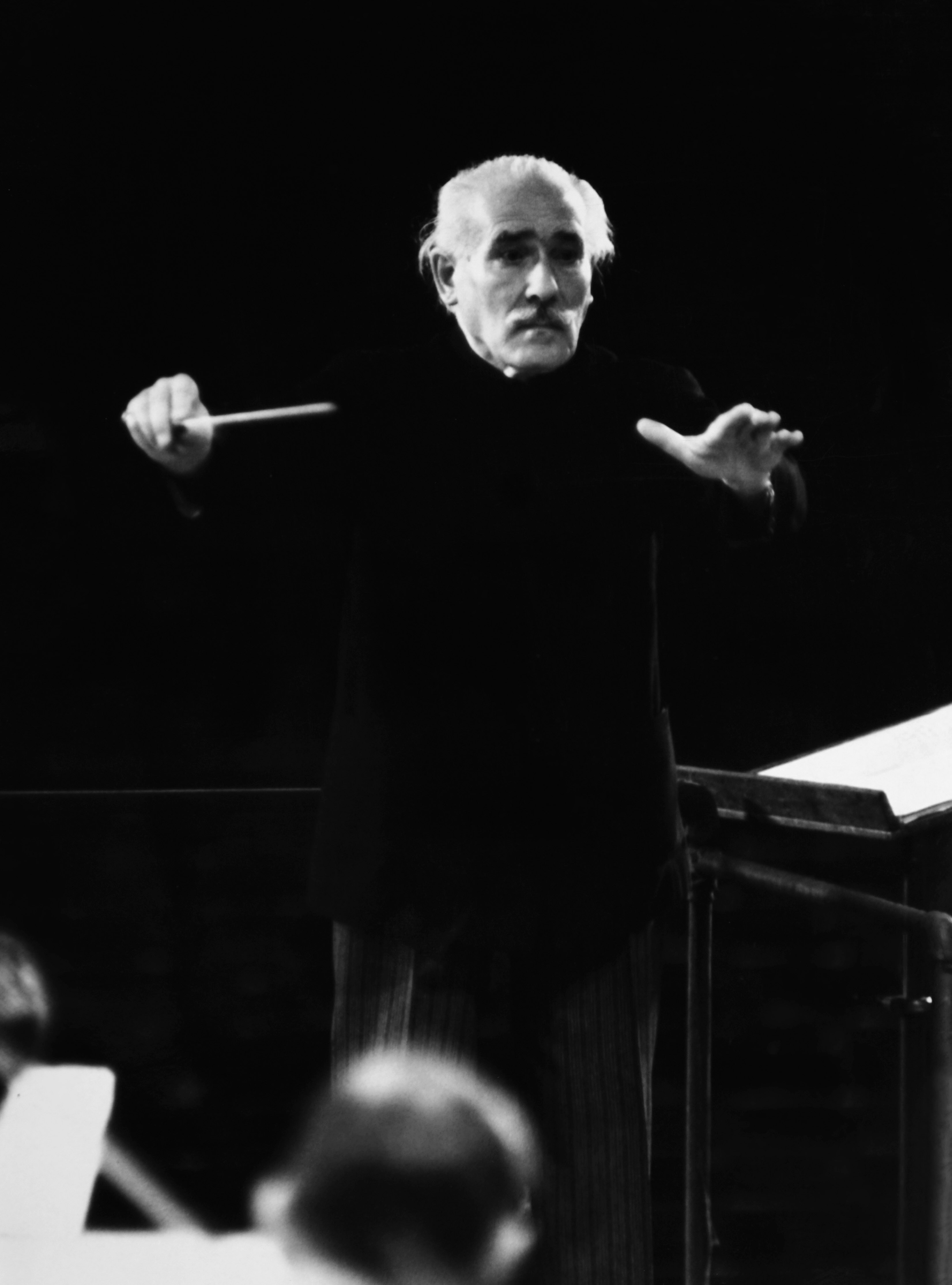 1940s Toscanini dirige la NBC Symphony Orchestra.