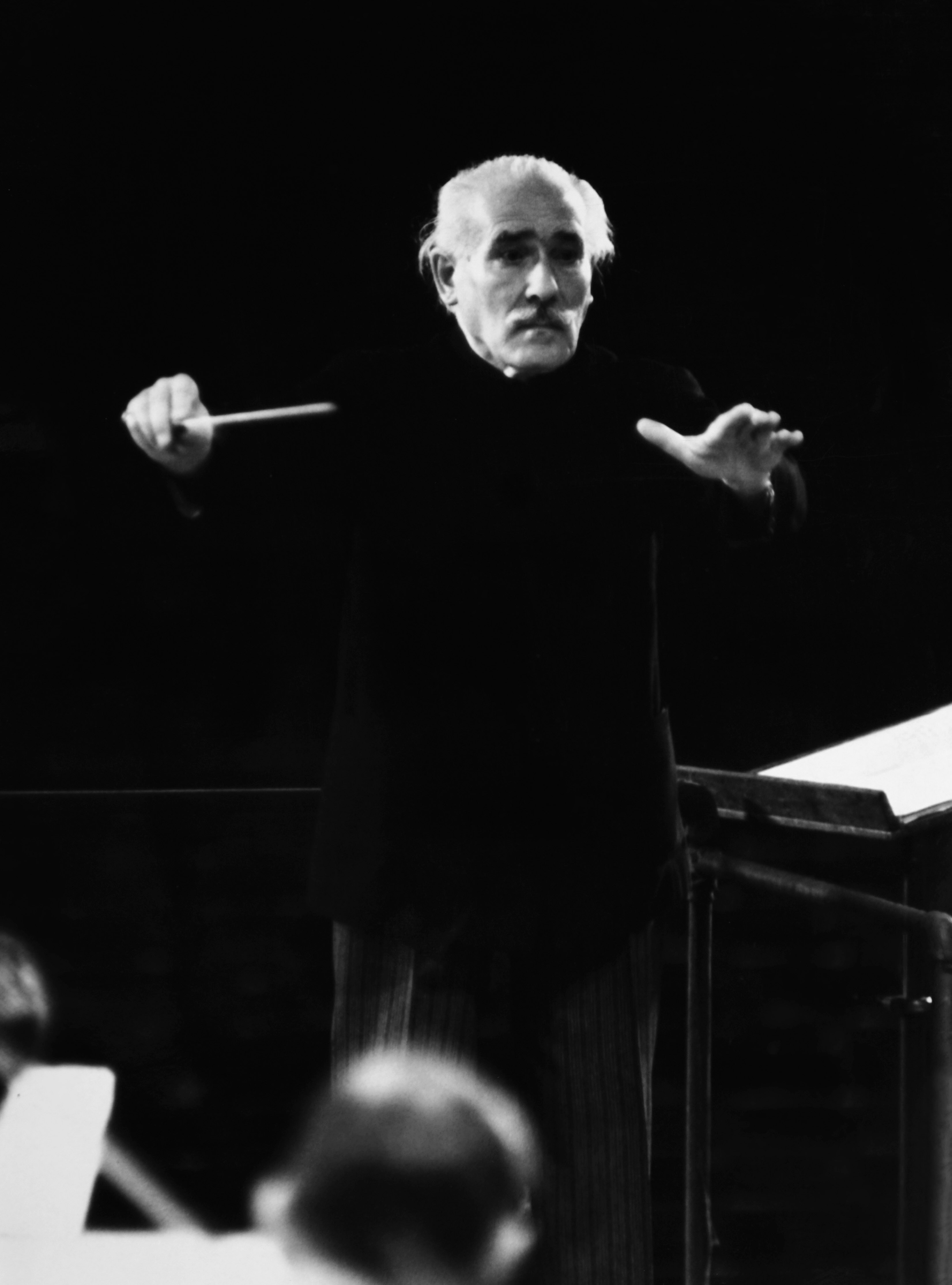 1940s Toscanini dirige la NBC Symphony Orchestra.