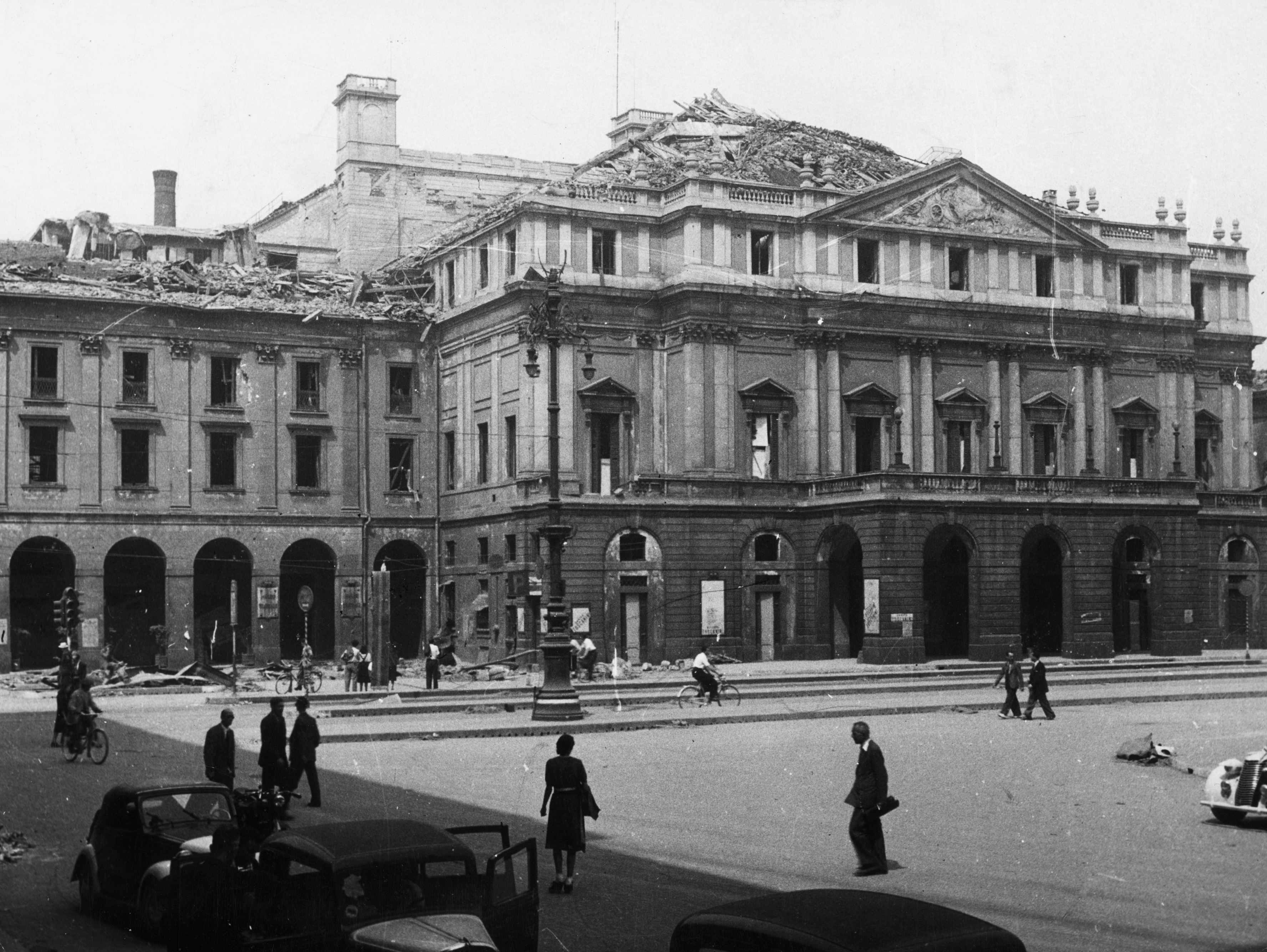 1943. Il Teatro alla Scala dopo il bombardamento. Esterno.