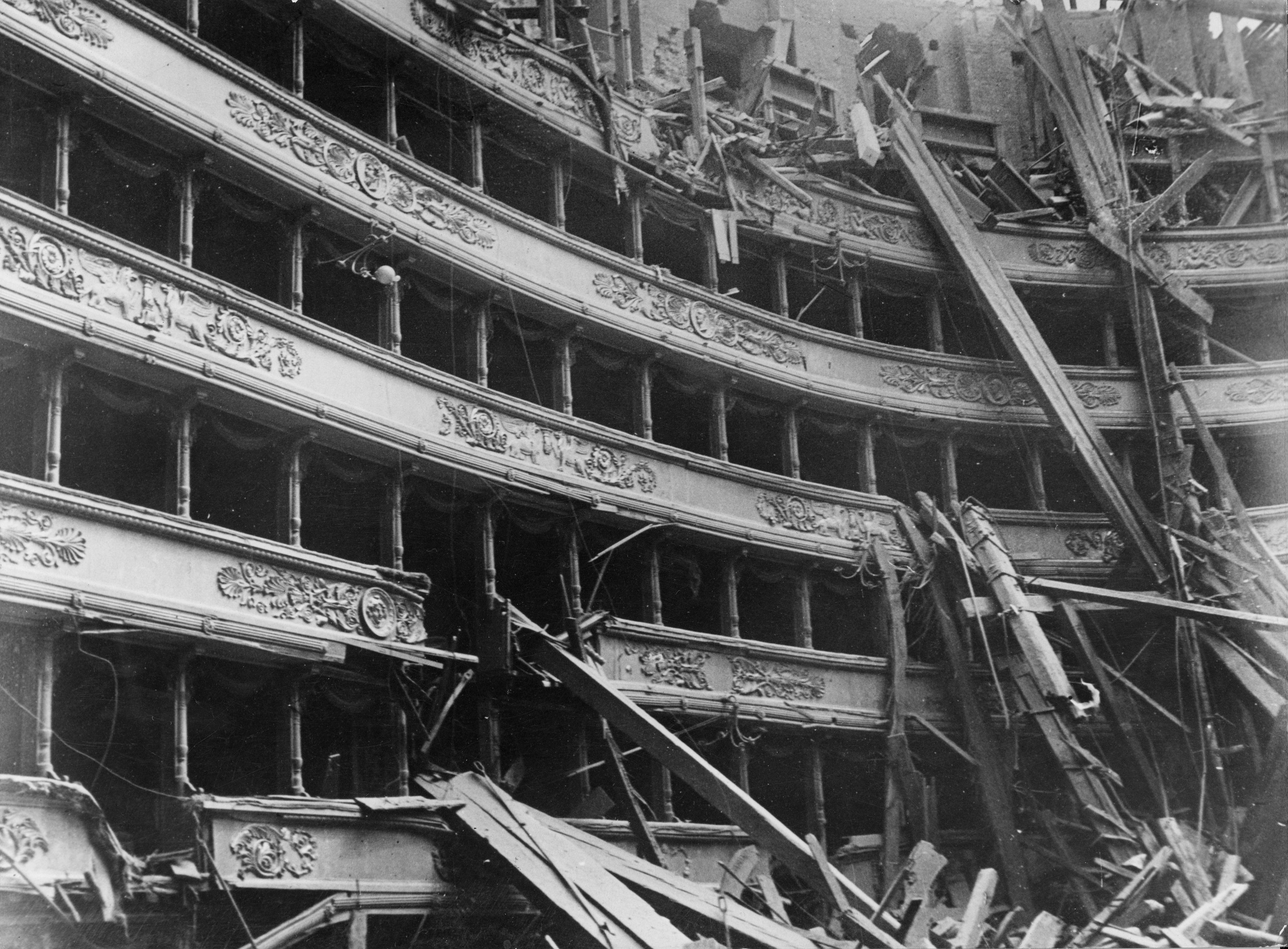 1943. Il Teatro alla Scala dopo il bombardamento. Interno.