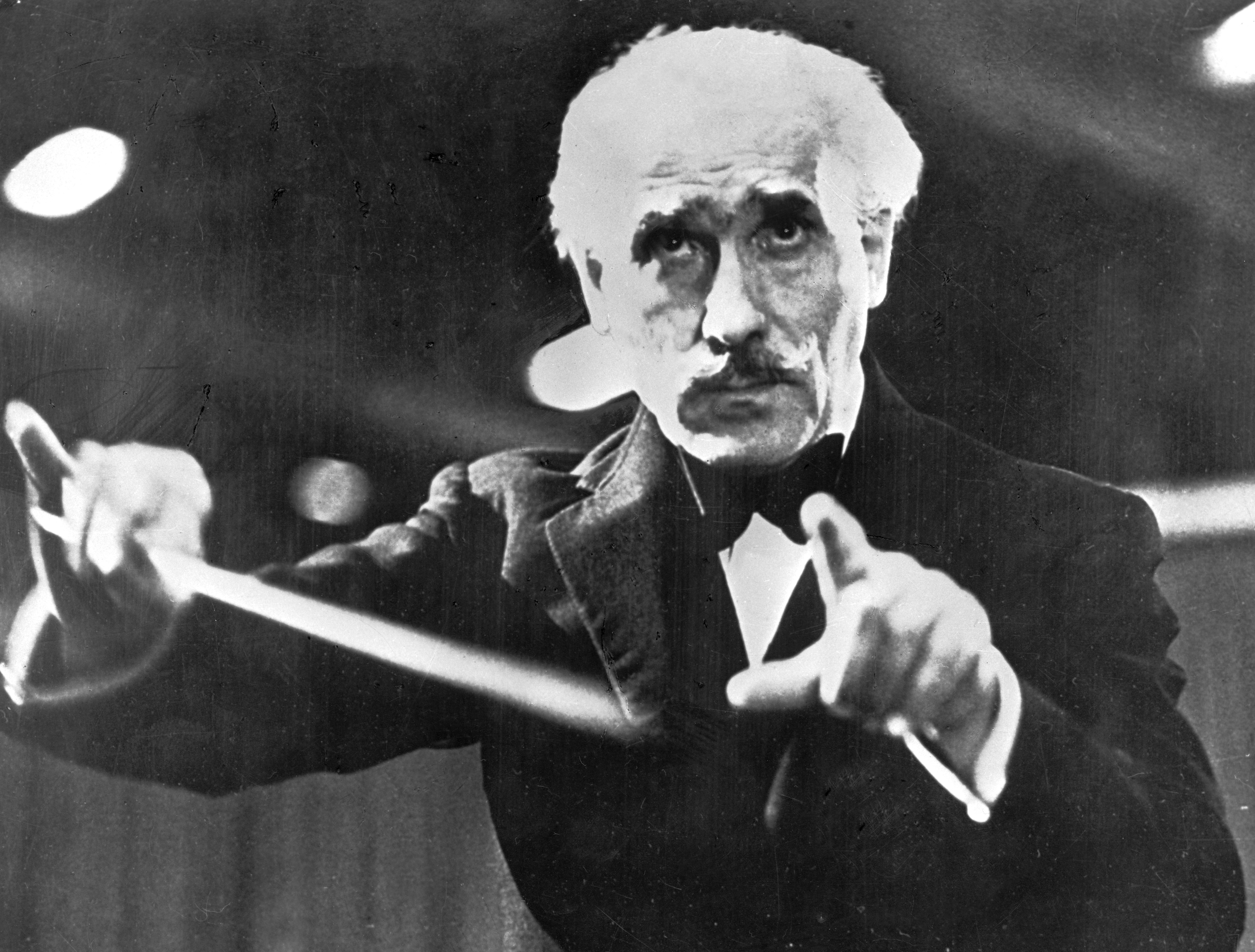1944. Arturo Toscanini mentre dirige un’orchestra.