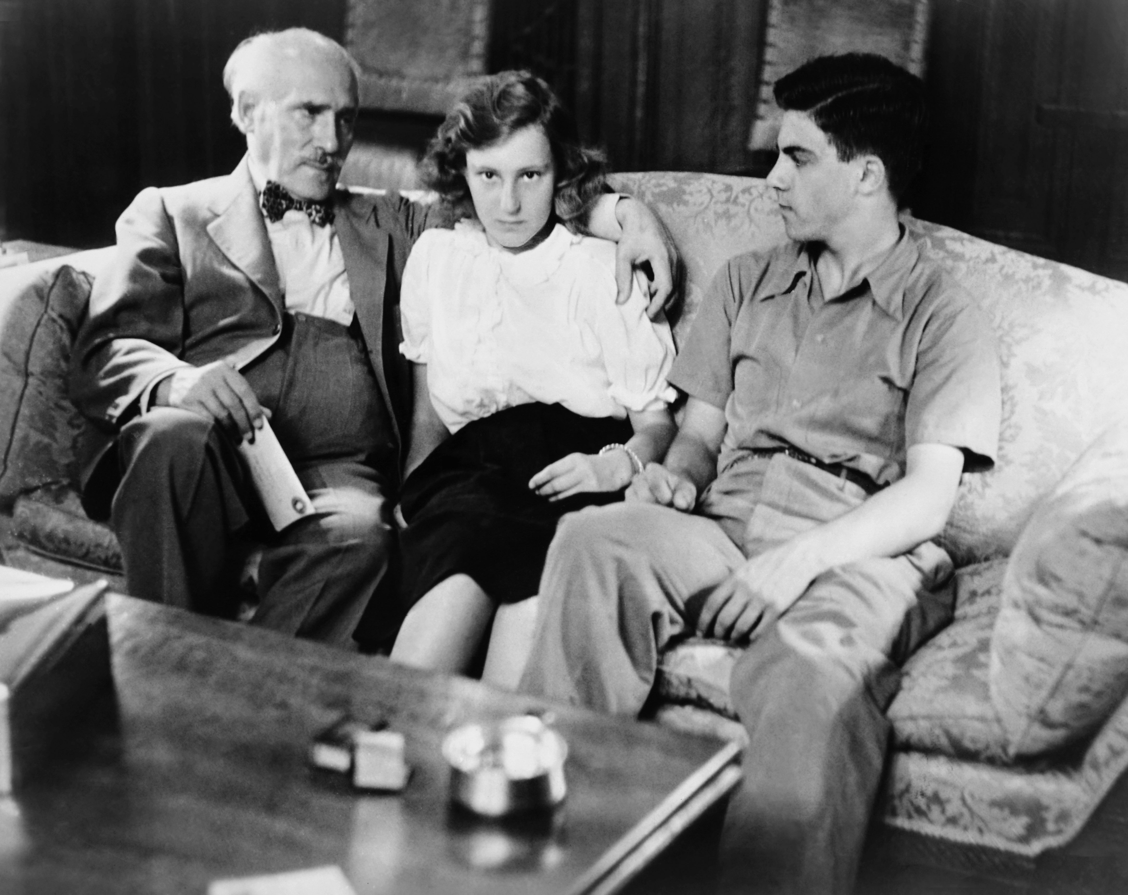 1947. Arturo Toscanini con i nipoti Emanuela e Walfredo nella sua casa di New York, nel quartiere di Riverdale.