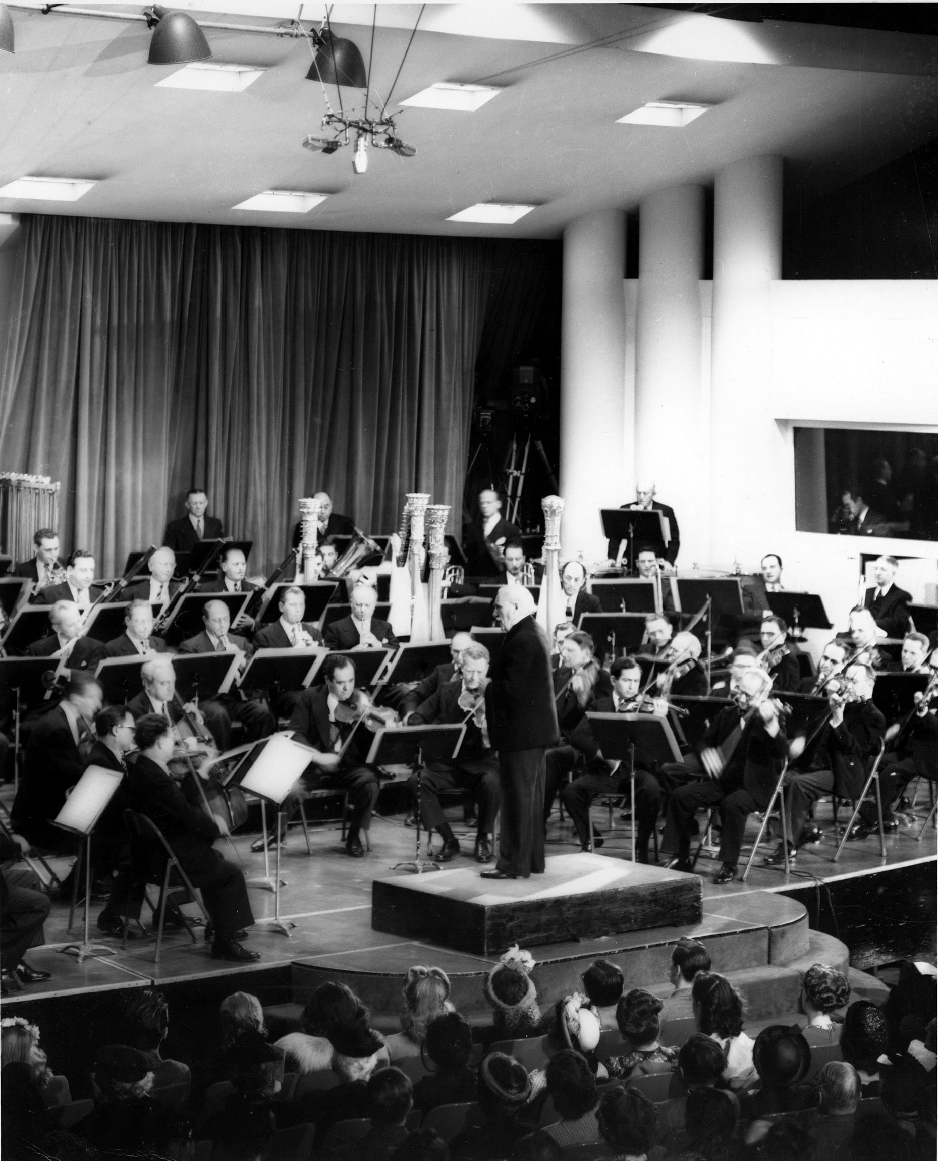 1950s. Toscanini dirige la NBC Symphony Orchestra nello Studio 8-H dell’omonima rete radiofonica.