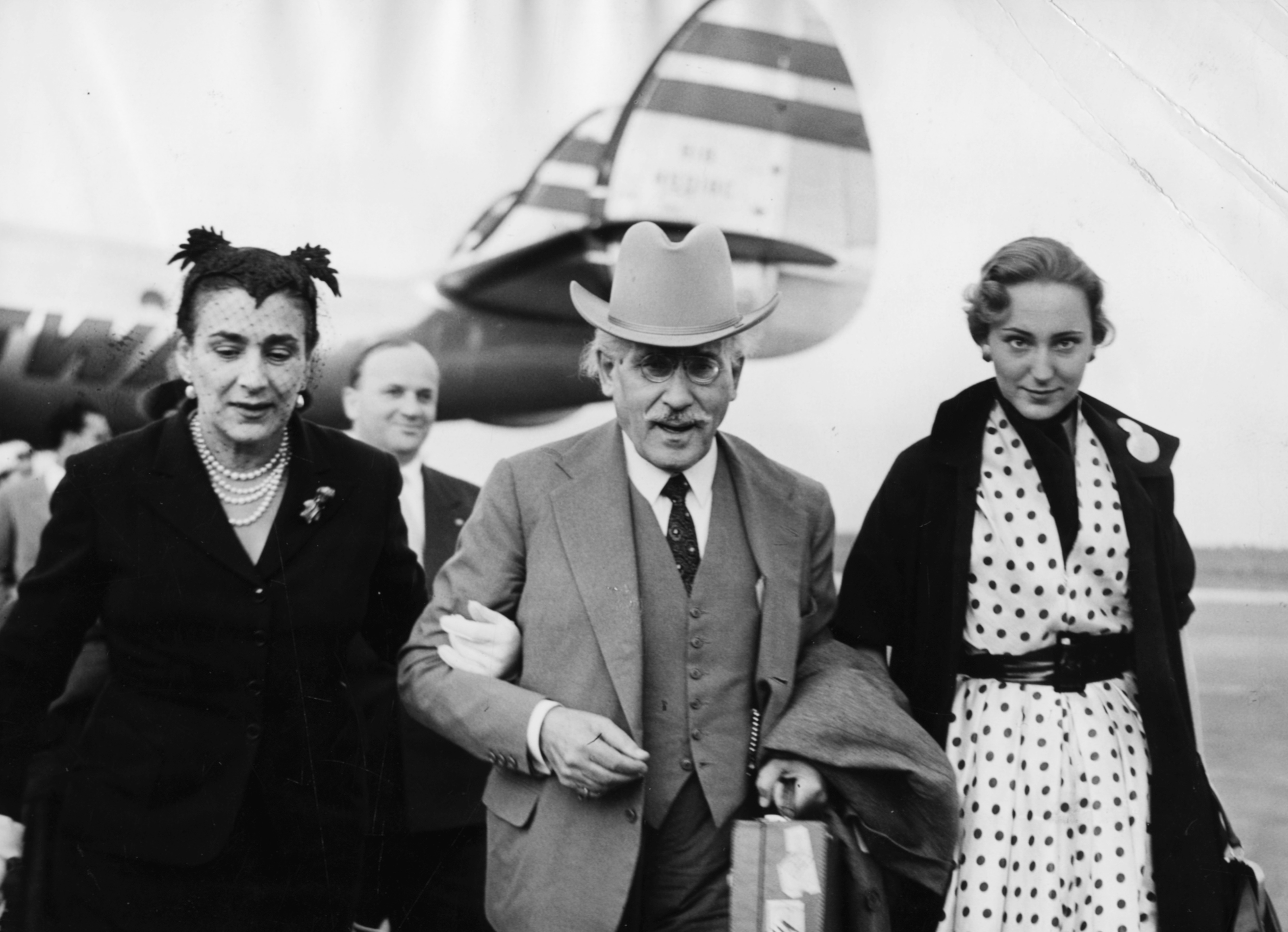 1953, 5 giugno. Arturo Toscanini torna a Milano con la figlia Wally e la nipote Manuela per votare alle elezioni politiche.