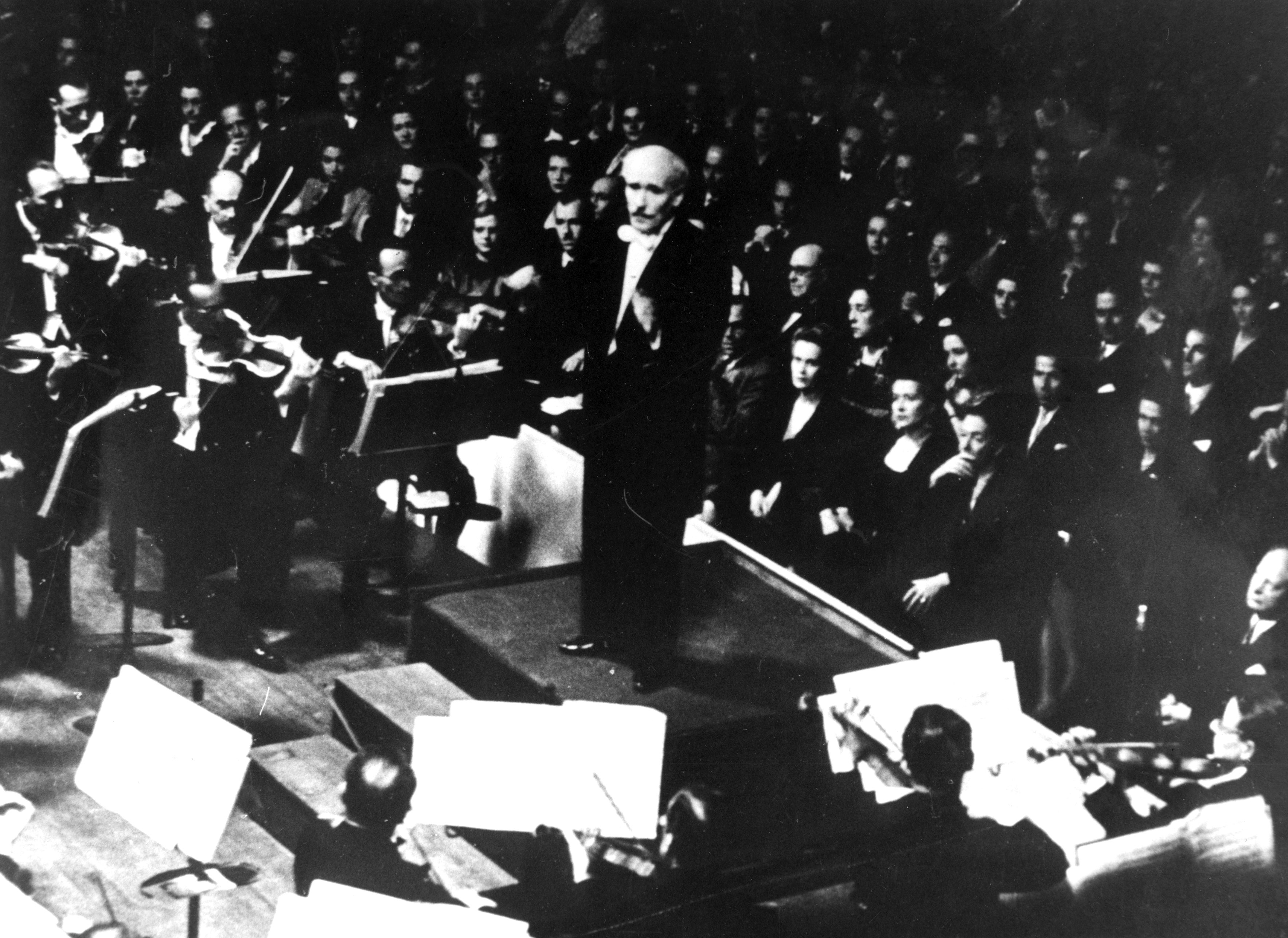 1954. Toscanini mentre dirige un’orchestra.
