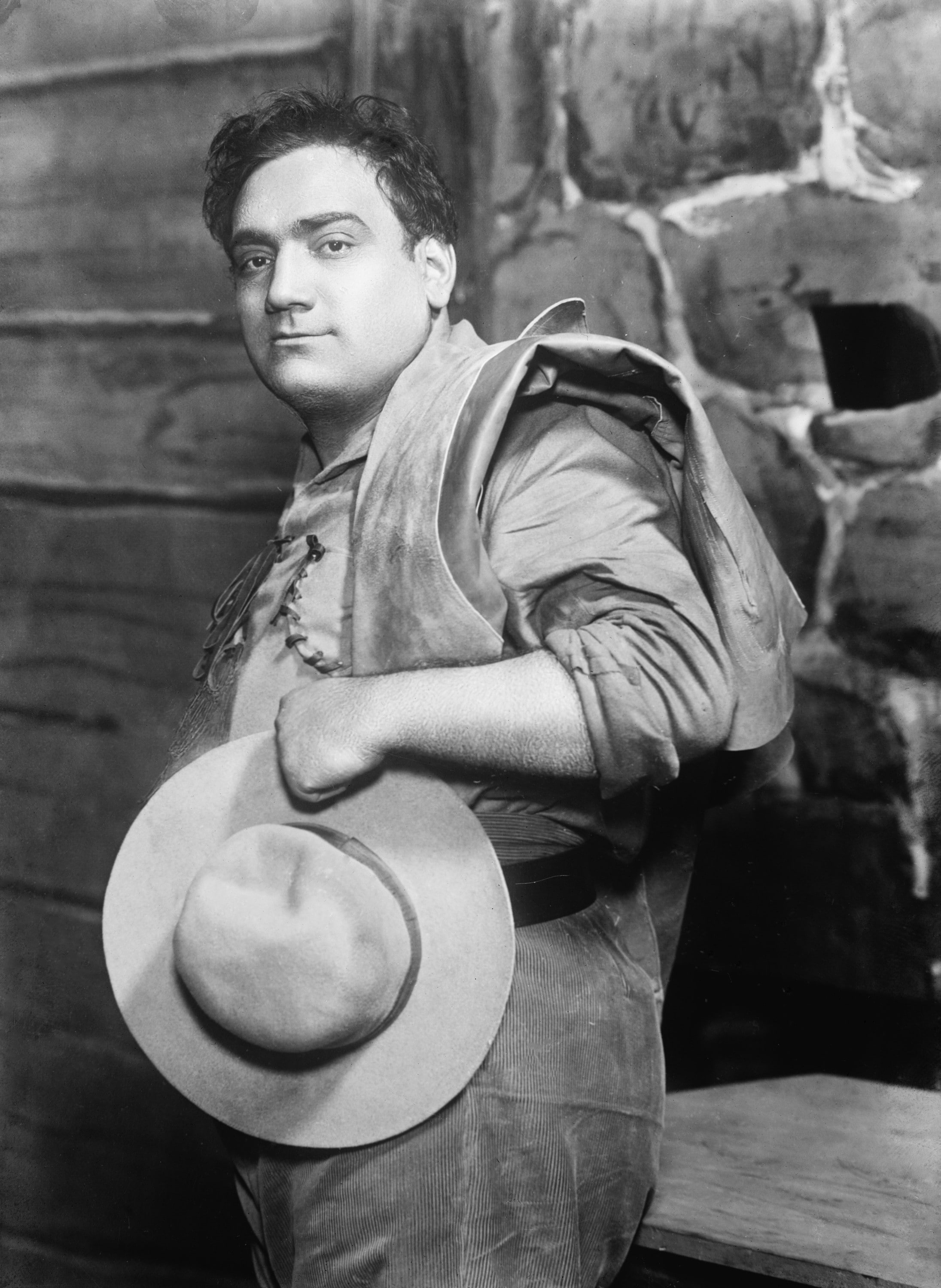 1910. Il grande tenore Enrico Caruso nei panni del bandito Dick Johnson/Ramerrez in "La fanciulla del West" di Giacomo Puccini, diretta da Arturo Toscanini al Metropolitan Opera House.