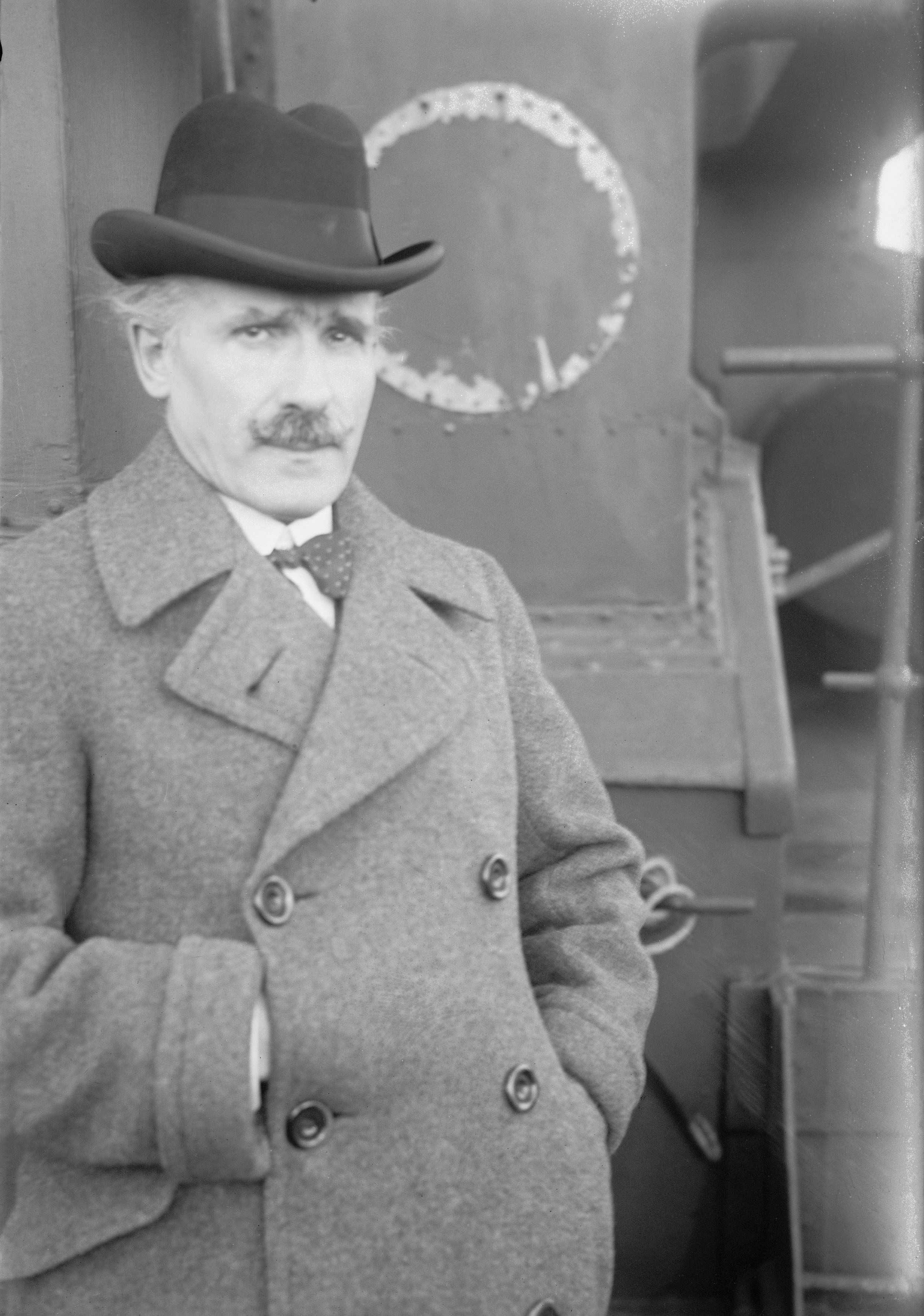 1922, 7 gennaio. Arturo Toscanini a bordo di una nave, durante una tournée.