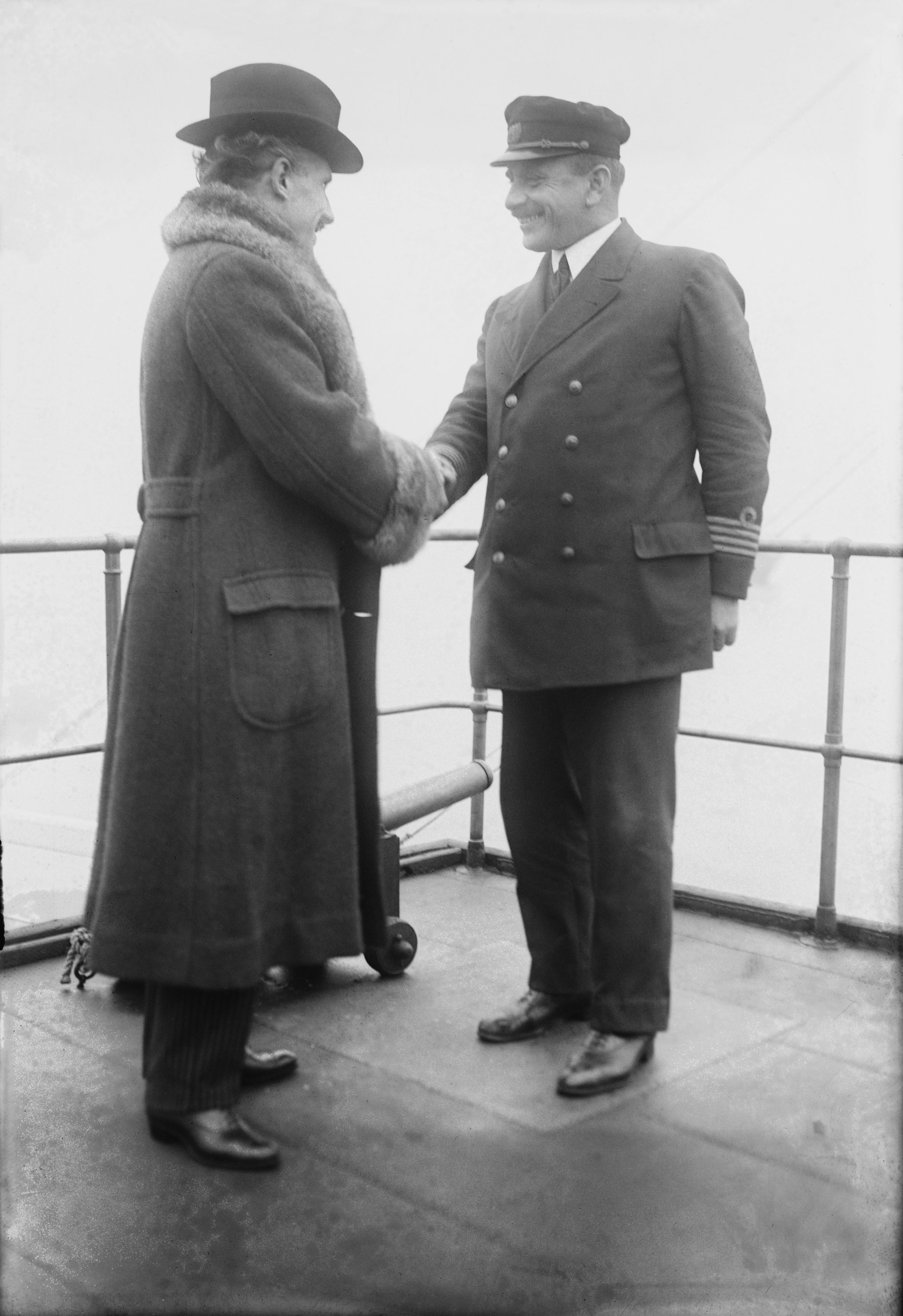 1922, 7 gennaio. Arturo Toscanini a bordo di una nave, durante una tournée, in compagnia del comandante.
