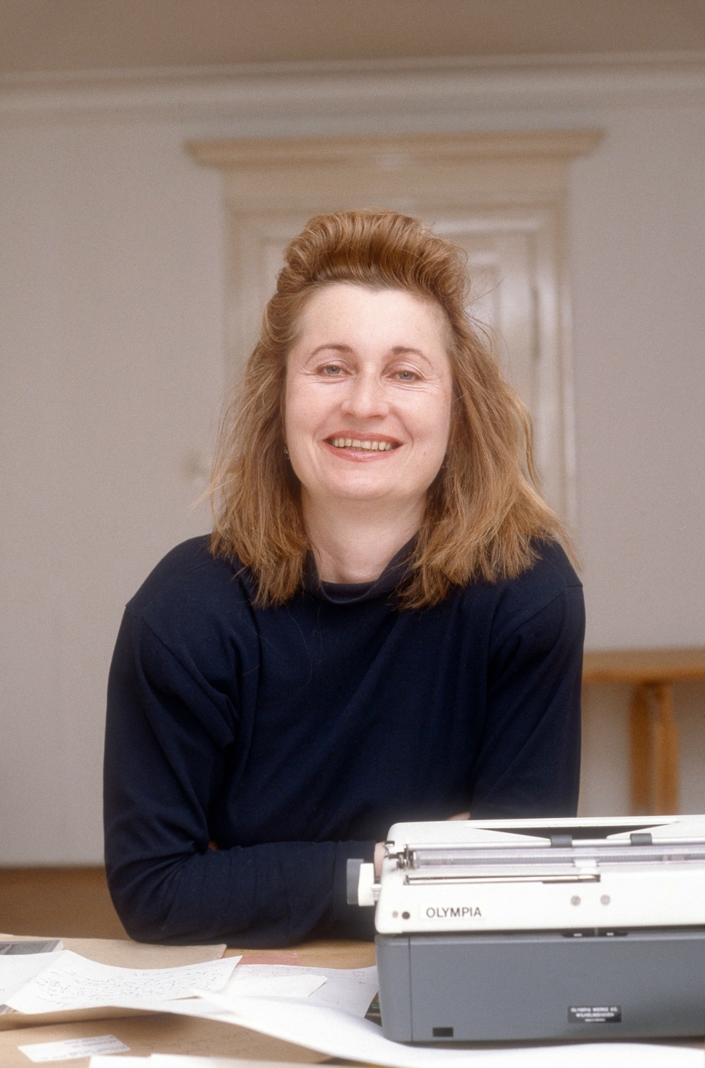 Elfriede Jelinek, Nobel per la letteratura nel 2004 “per il flusso melodico di voci e controvoci in romanzi e testi teatrali, che con estremo gusto linguistico rivelano l’assurdità dei cliché sociali e il loro potere”