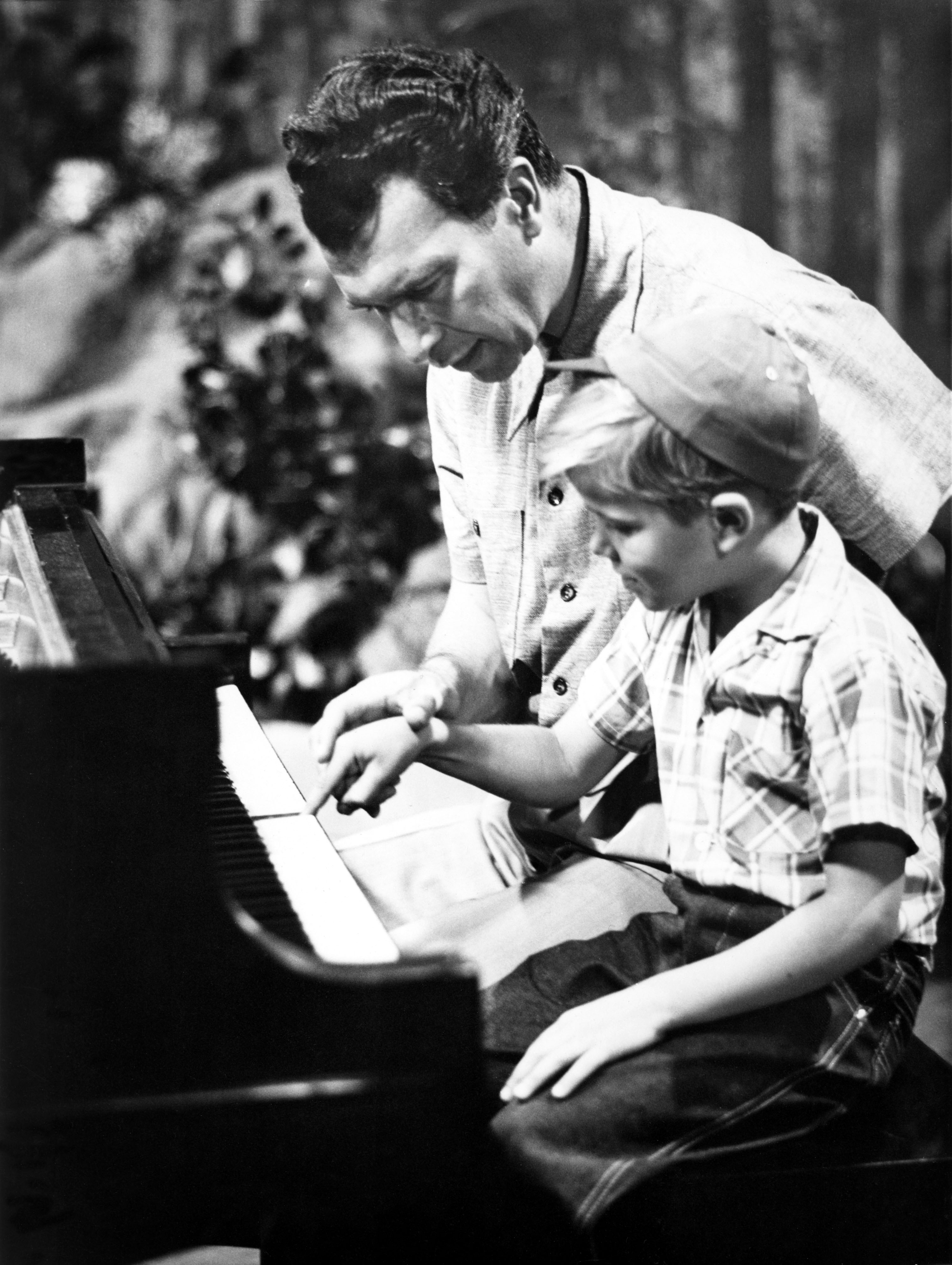 1950s. Dave Brubeck insegna a suonare il pianoforte al figlio.