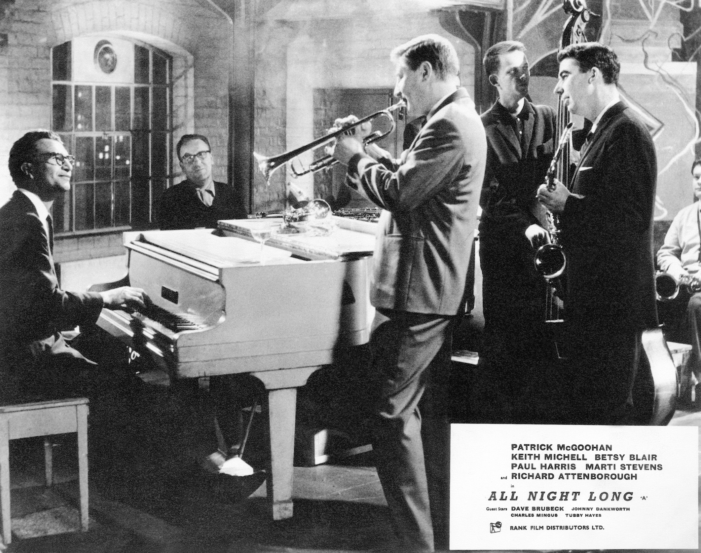 1962. Dave Brubeck nel film “All Night Long” di Basil Dearden. Il film è una sorta di “Otello” di Shakespeare ambientato nel contesto di una festa jazz londinese. Accanto a Dave Brubeck ci sono anche Charles Mingus e una dozzina di altri musicisti jazz americani e britannici.
