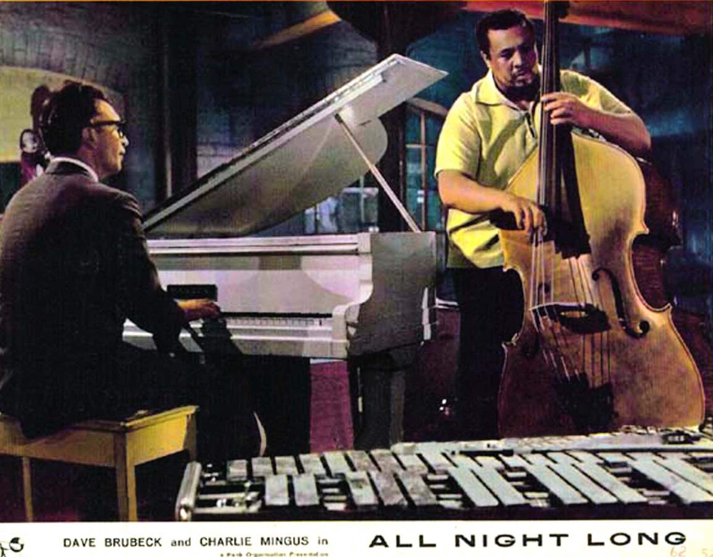 1962. Dave Brubeck e Charles Mingus nel film “All Night Long” di Basil Dearden. Il film è una sorta di “Otello” di Shakespeare ambientato nel contesto di una festa jazz londinese. Accanto a Dave Brubeck e Charles Mingus ci sono anche e una dozzina di altri musicisti jazz americani e britannici.