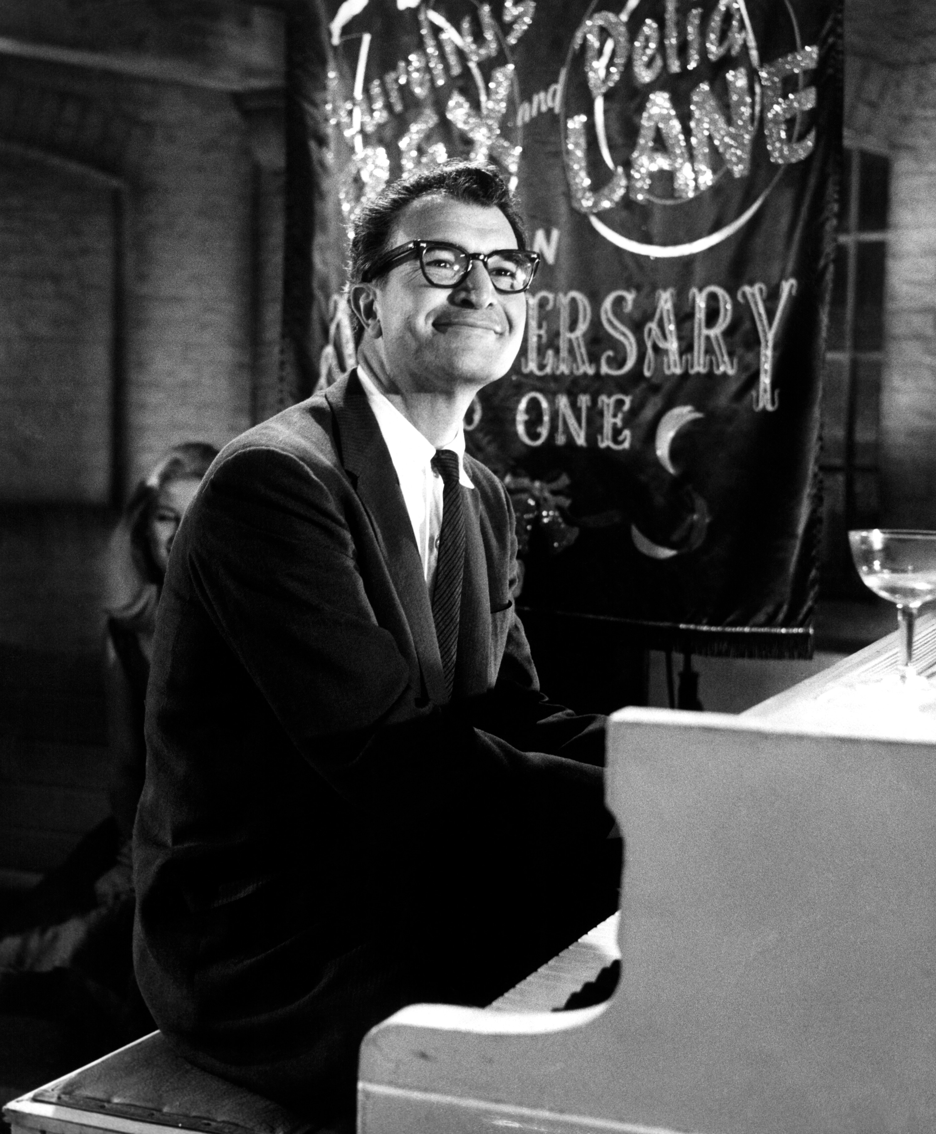 1962. Dave Brubeck nel film “All Night Long” di Basil Dearden. Il film è una sorta di “Otello” di Shakespeare ambientato nel contesto di una festa jazz londinese. Accanto a Dave Brubeck ci sono anche Charles Mingus e una dozzina di altri musicisti jazz americani e britannici.