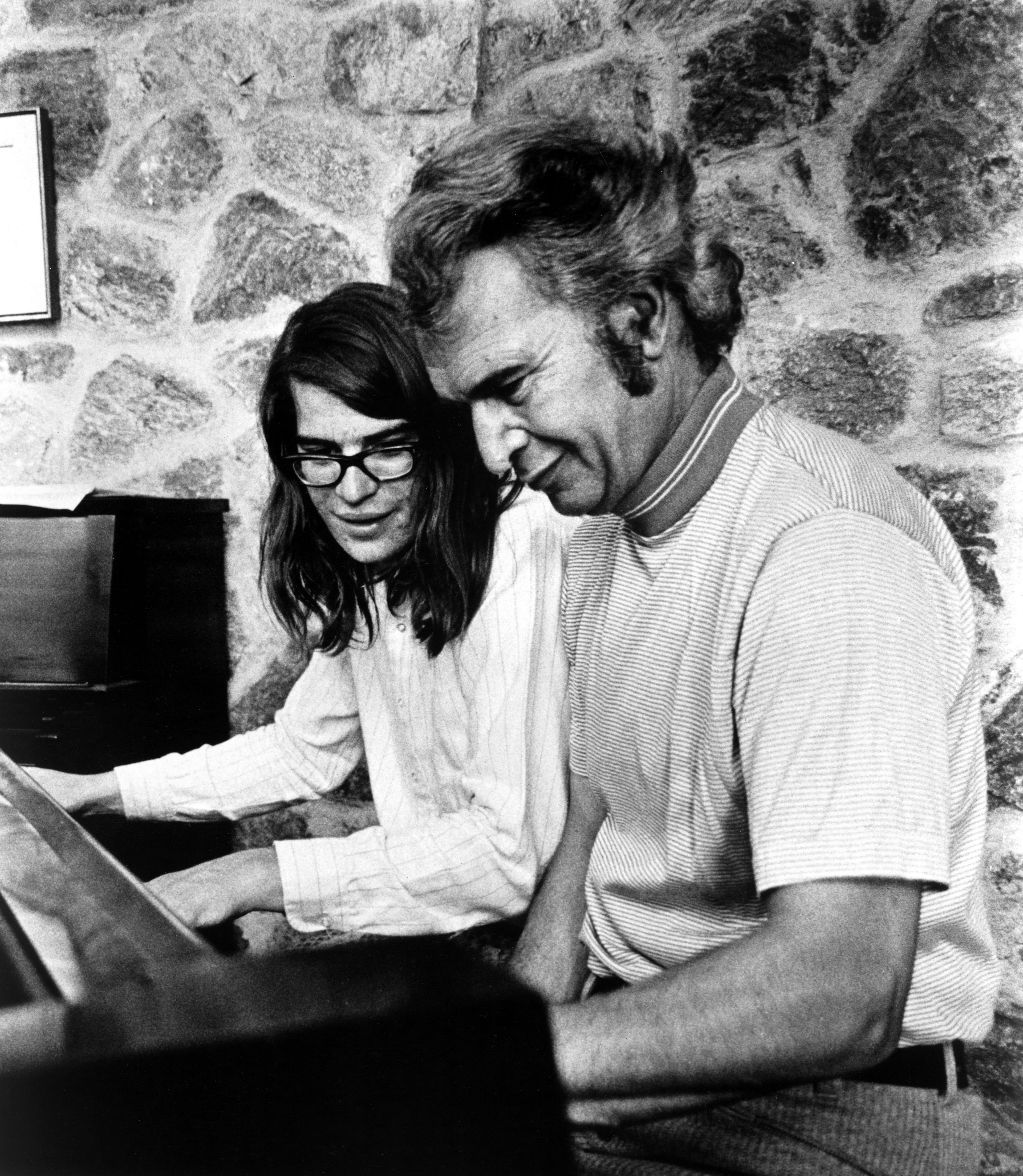 1970s. Dave Brubeck e suo figlio Chris suonano il pianoforte.