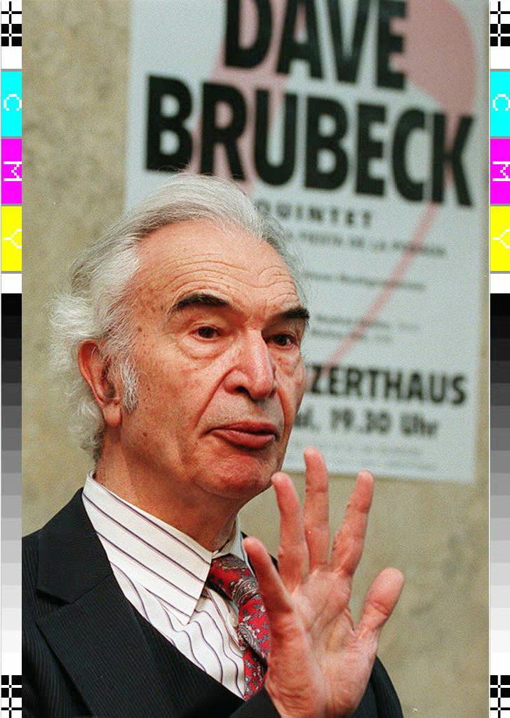 1995. Vienna. Dave Brubeck durante una conferenza stampa al Karajan Center. È il giorno del suo settantacinquesimo compleanno.