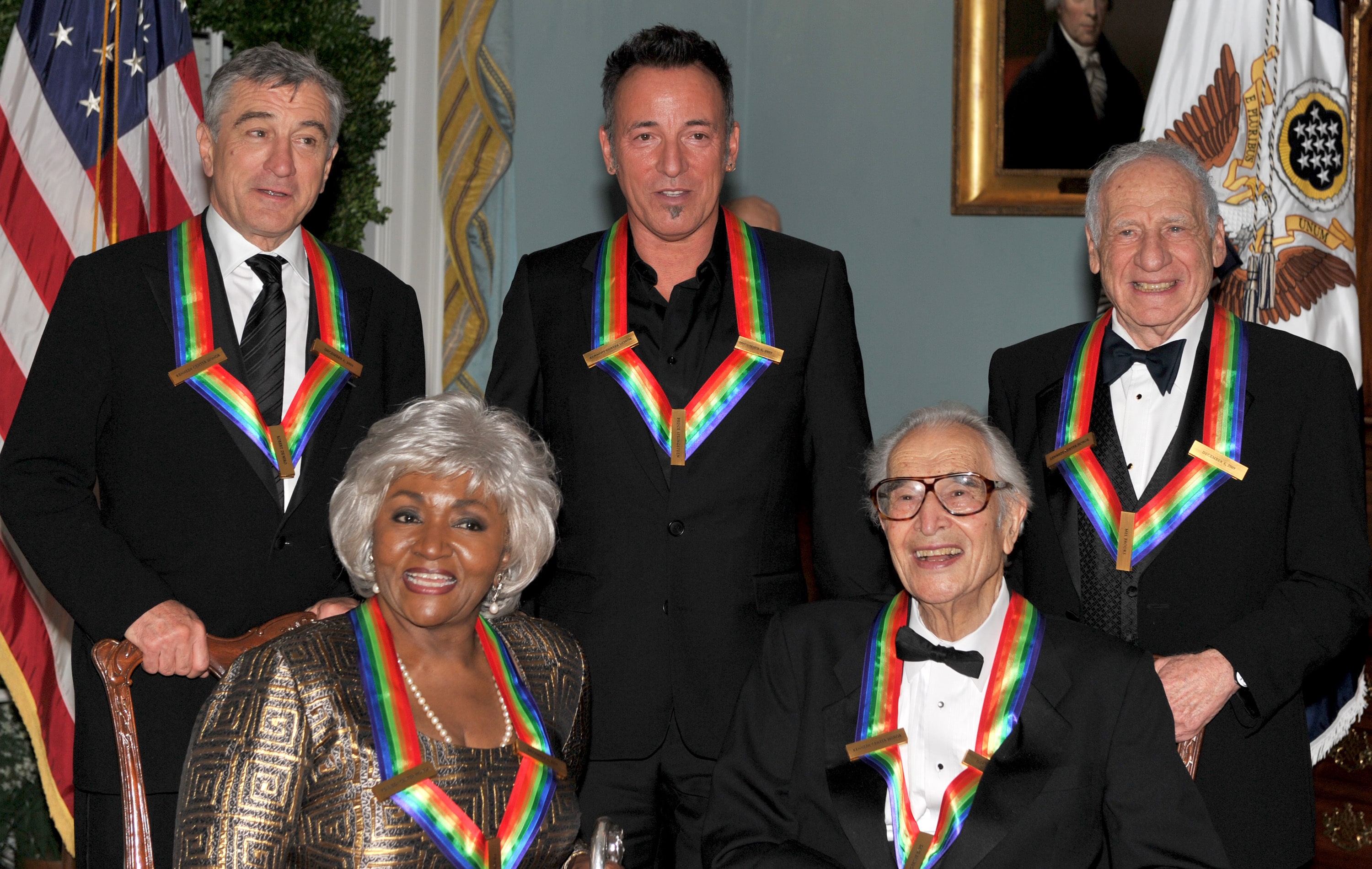 2009. Washington, DC. Dave Brubeck, Grace Bumbry, Back Row, Robert De Niro, Bruce Springsteen e Mel Brooks posano per la foto di gruppo dopo la cena degli artisti al Dipartimento di Stato U.S.A.