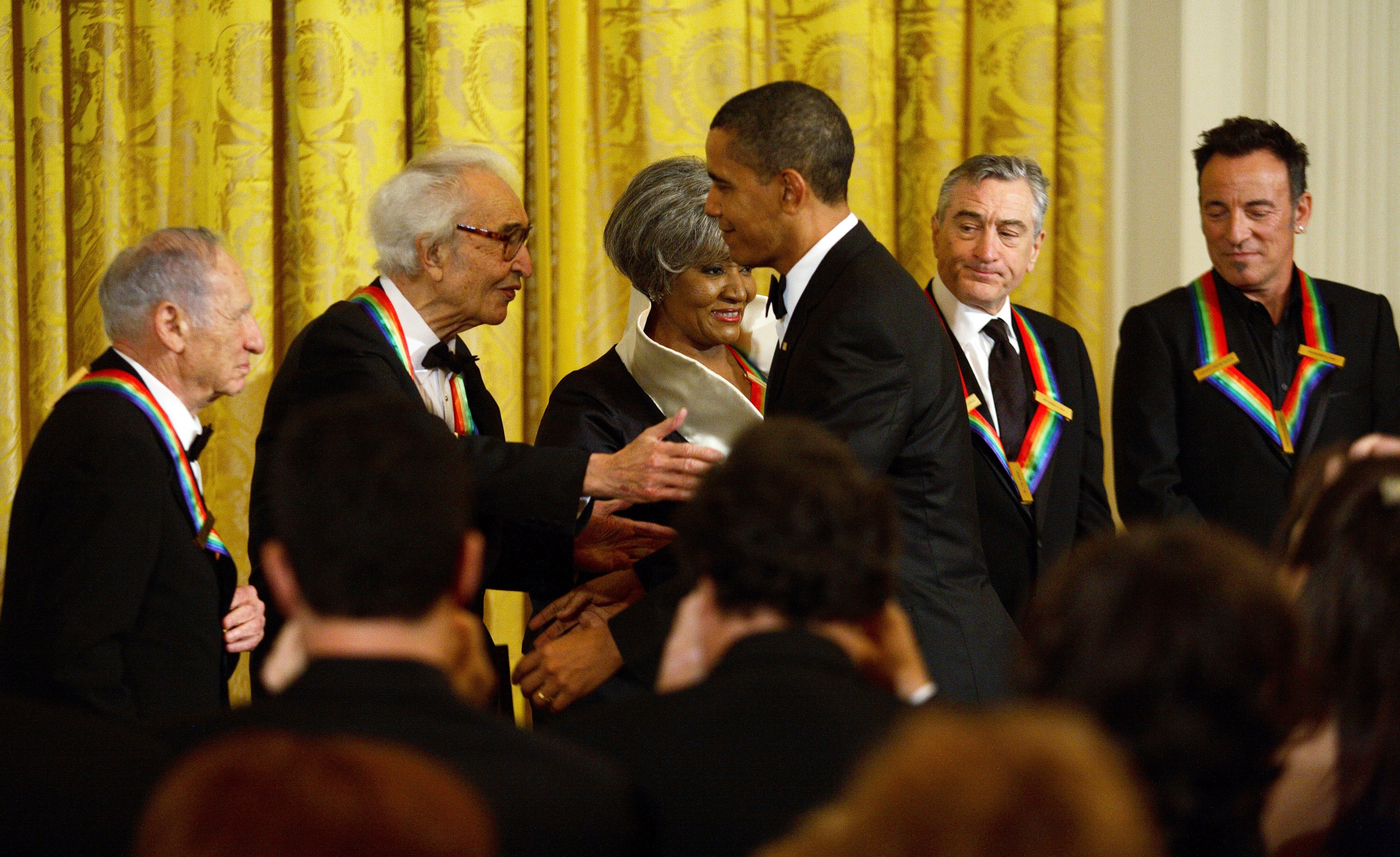 2009. Washington, DC. Dave Brubeck, Grace Bumbry, Back Row, Robert De Niro, Bruce Springsteen e Mel Brooks con il Presidente Barak Obama al Dipartimento di Stato U.S.A.