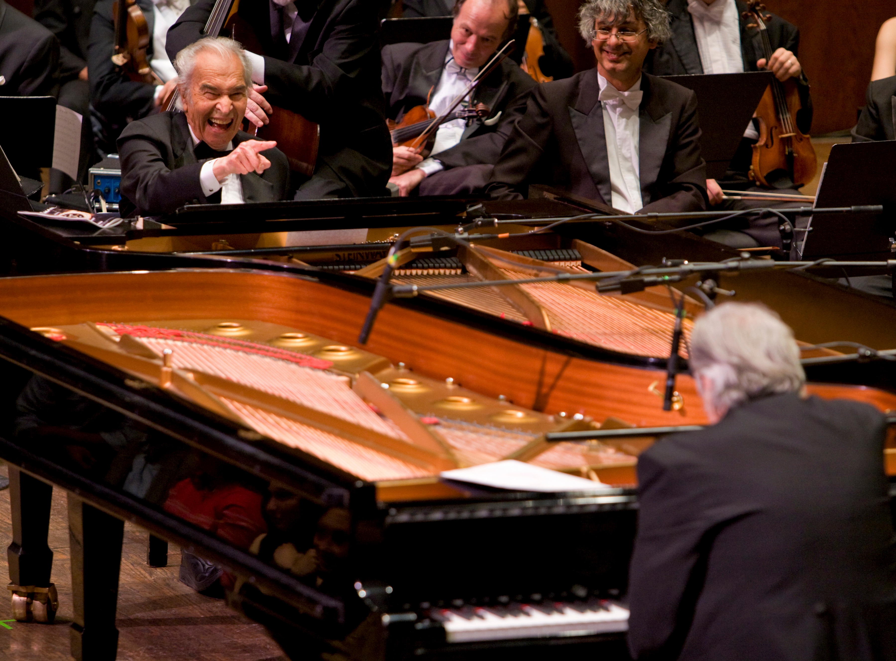 2012. Dave Brubeck e Joao Carlos Martins al pianoforte accanto alla Bachiana Filharmonica presso la Avery Fisher Hall, a New York.