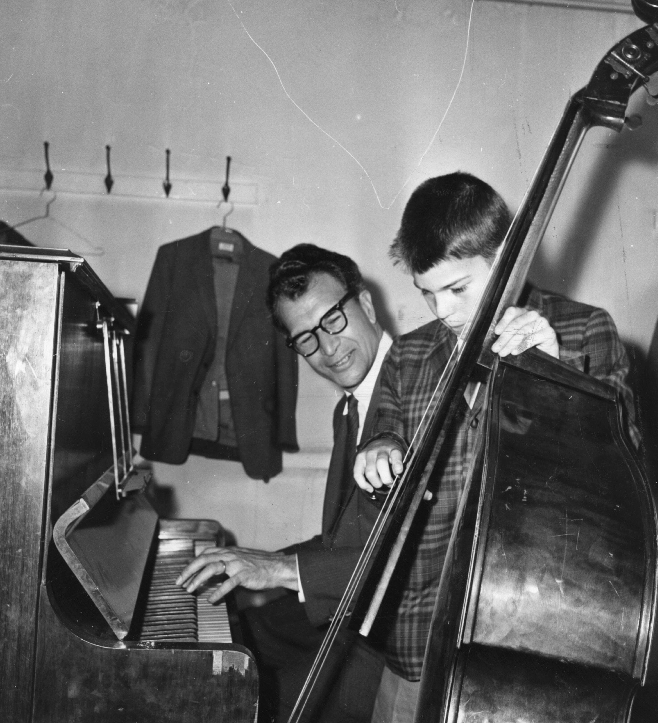 1960s. Dave Brubeck accompagnato da un giovanissimo contrabbassista.