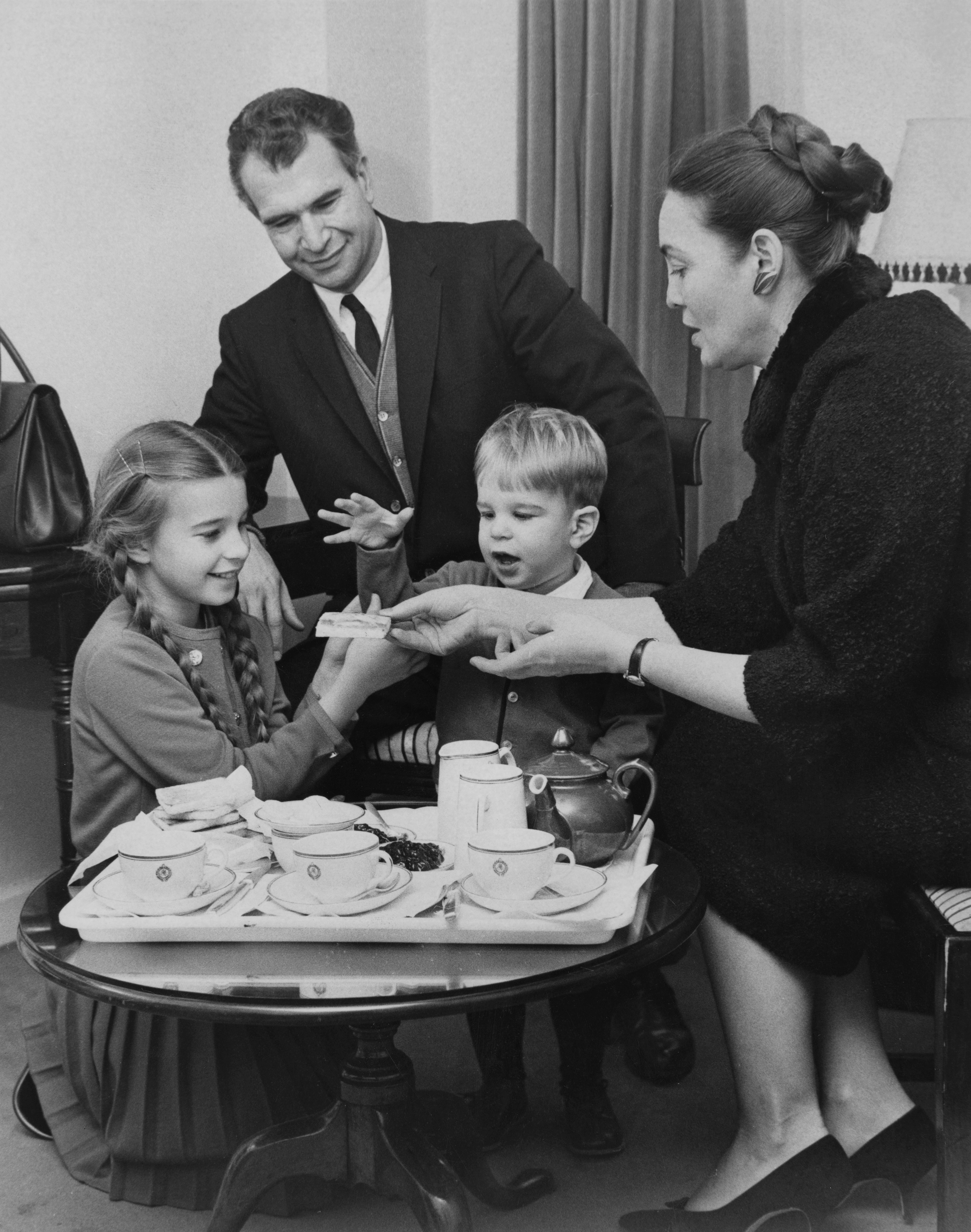 1962. Dave Brubeck fa colazione nel suo hotel londinese con la moglie Iola e i figli Matthew e Catherine.