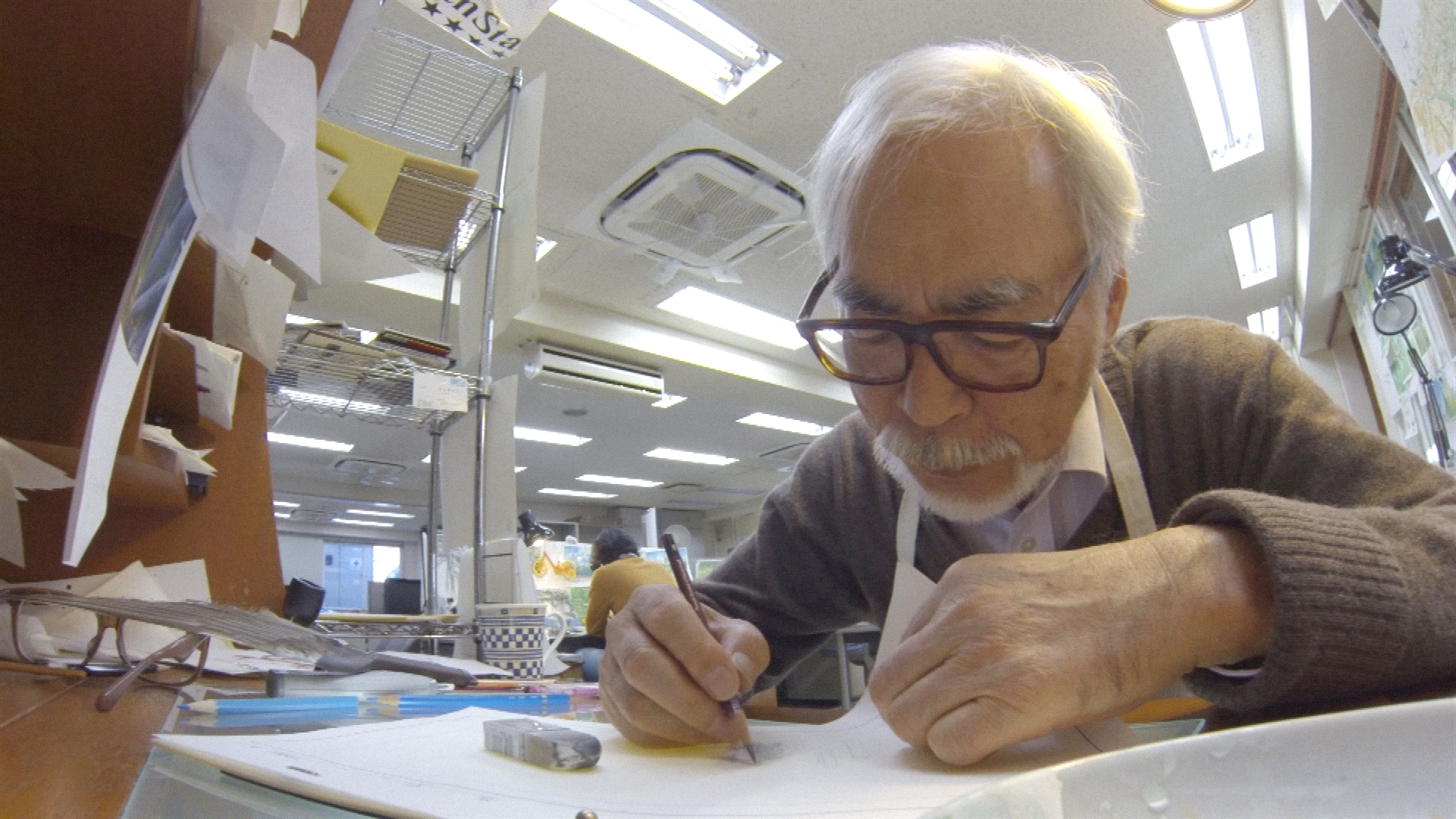 Miyazaki al tavolo da disegno nel 2016