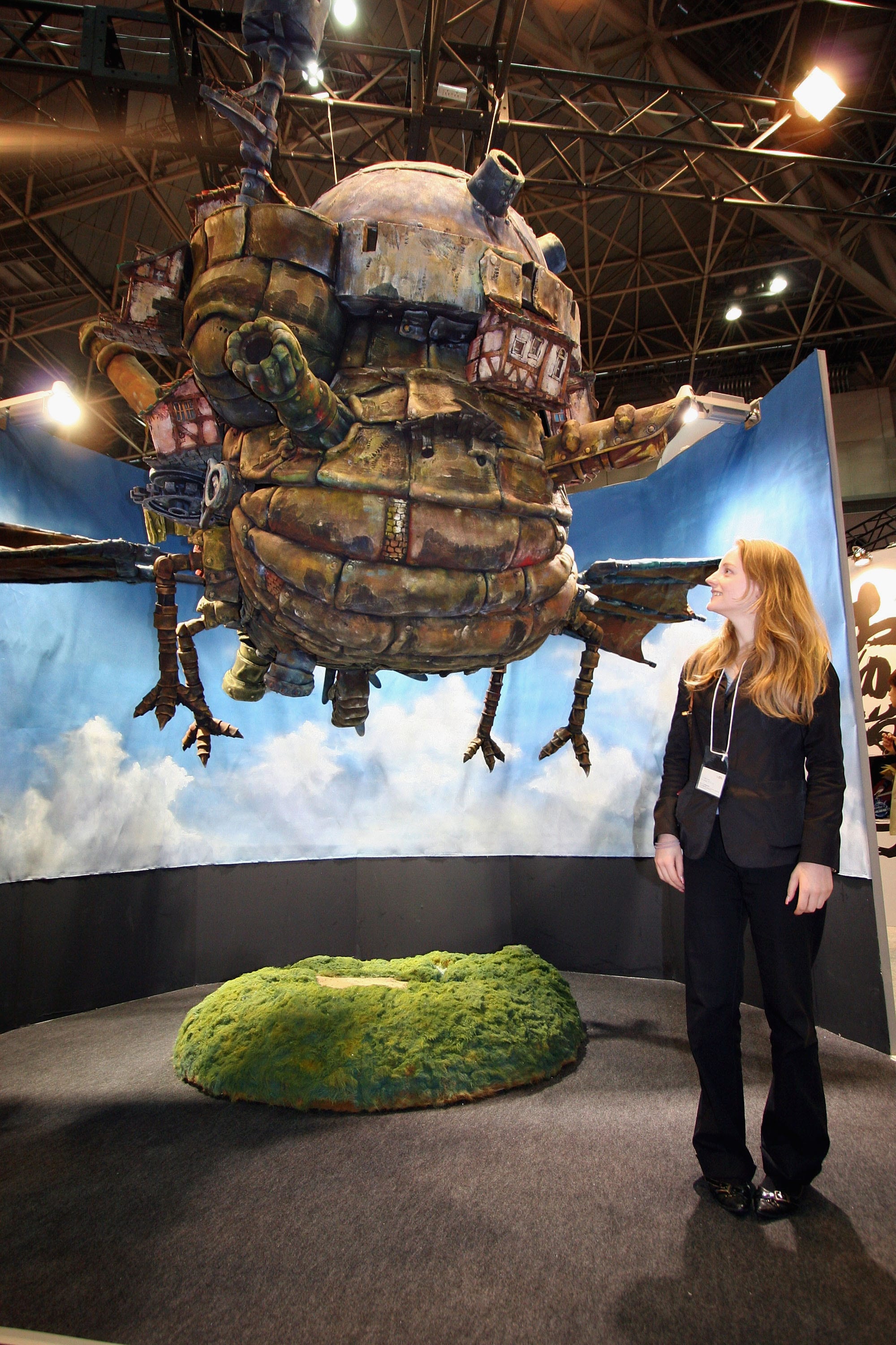 Una riproduzione plastica del castello, la macchina volante del film "Il castello errante di Howl" (2004), esposta in una mostra a Tokio