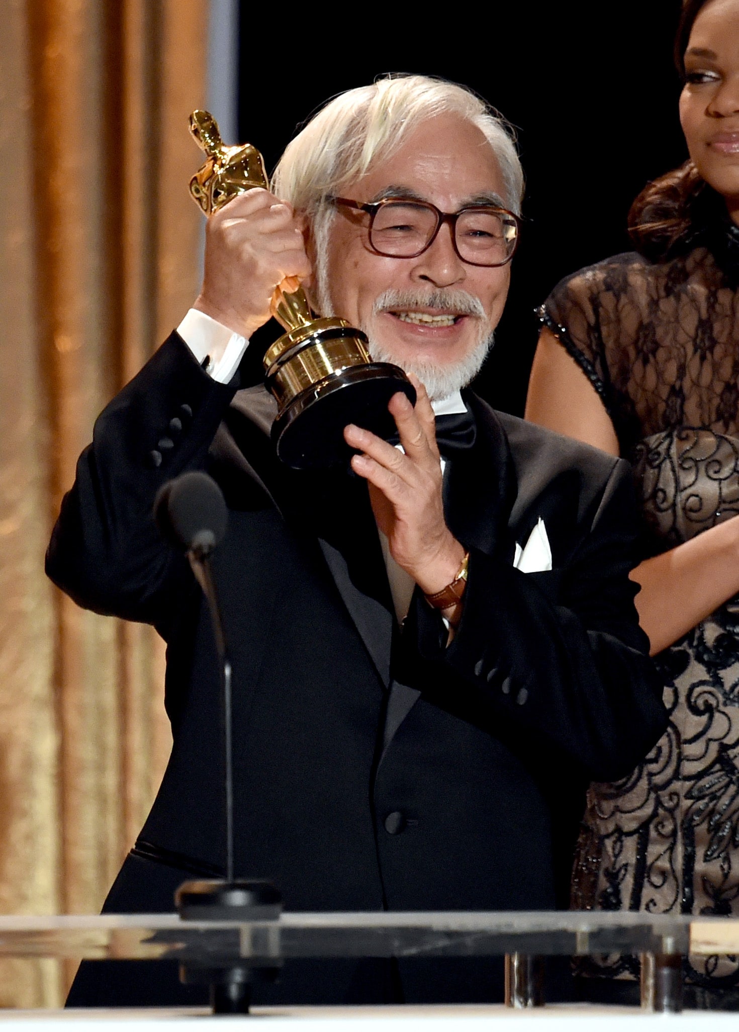 Miyazaki con la statuetta dell'Oscar alla carriera nel novembre del 2014