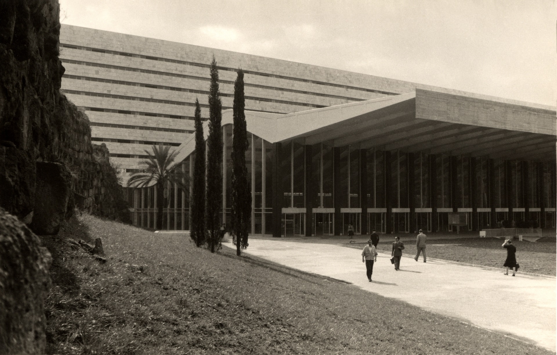 1951. Piazzale della Stazione Termini a pochi giorni dall'inaugurazione © Foto Contrasto