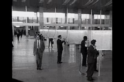 1964. Fotogramma tratto dalla trasmissione tivù "Specchio segreto" di Nanni Loy, atrio della stazione