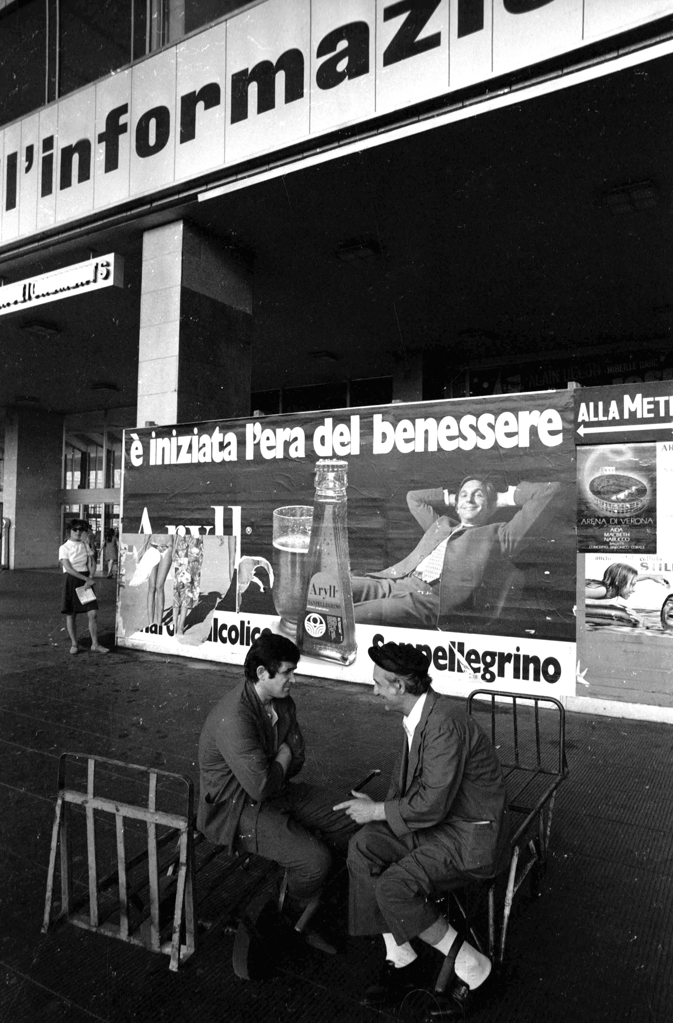 1971. Facchini in pausa lavoro © Foto Contrasto