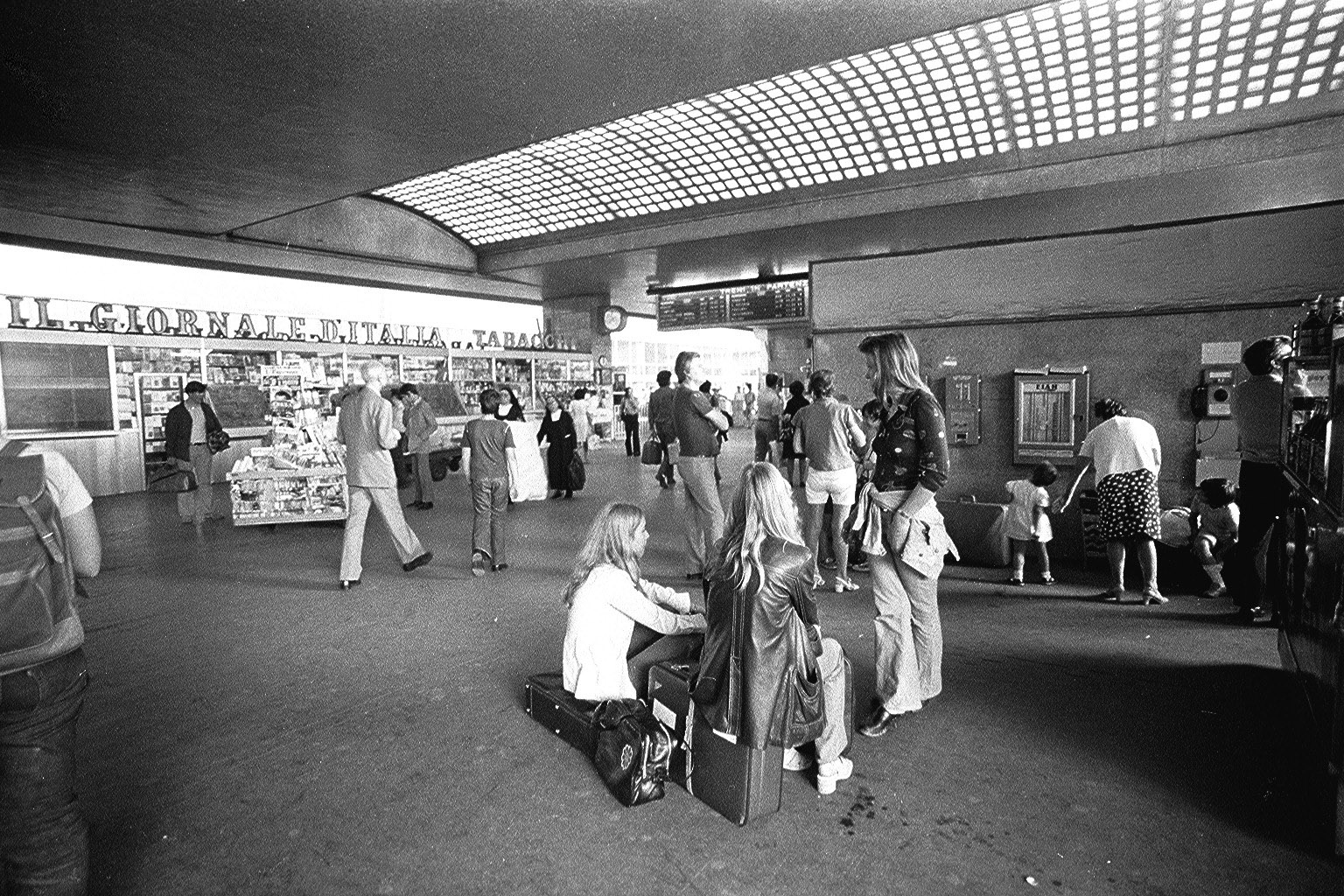 1971. Giovani in attesa di partire per le vacanze © Foto Contrasto