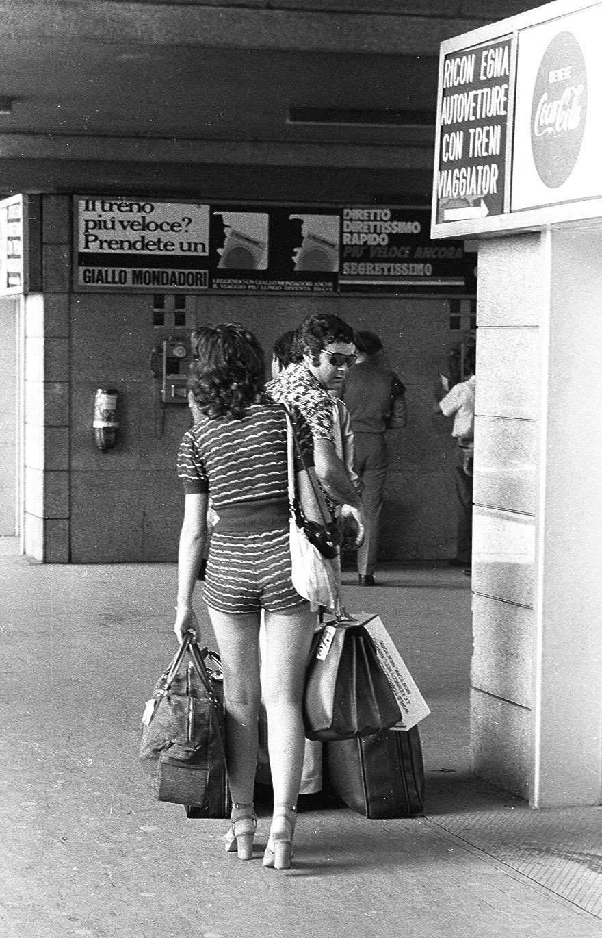 1971. Giovani in partenza per le vacanze © Foto Contrasto