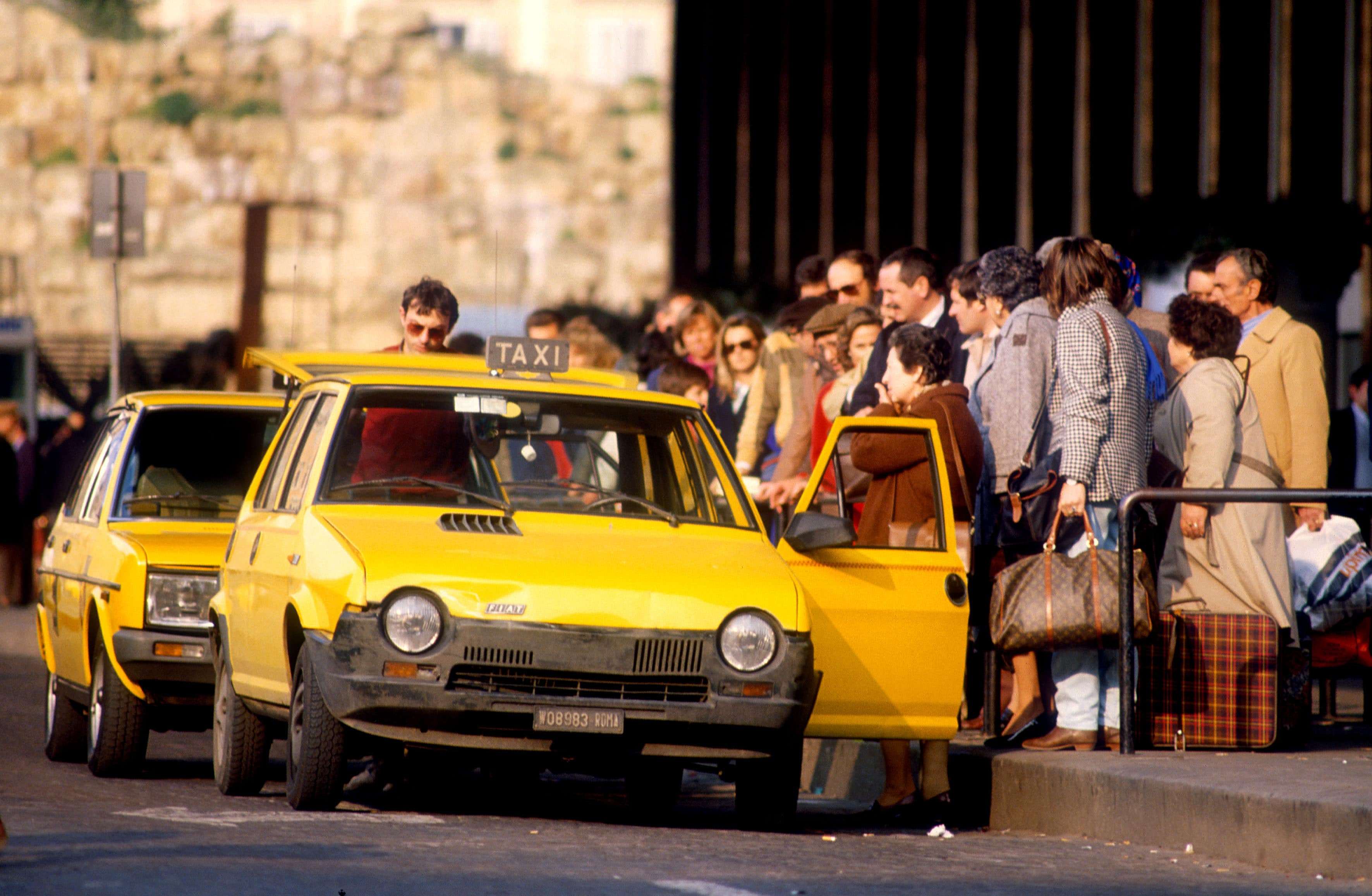 1980. Gente i fila per i taxi © Foto Contrasto