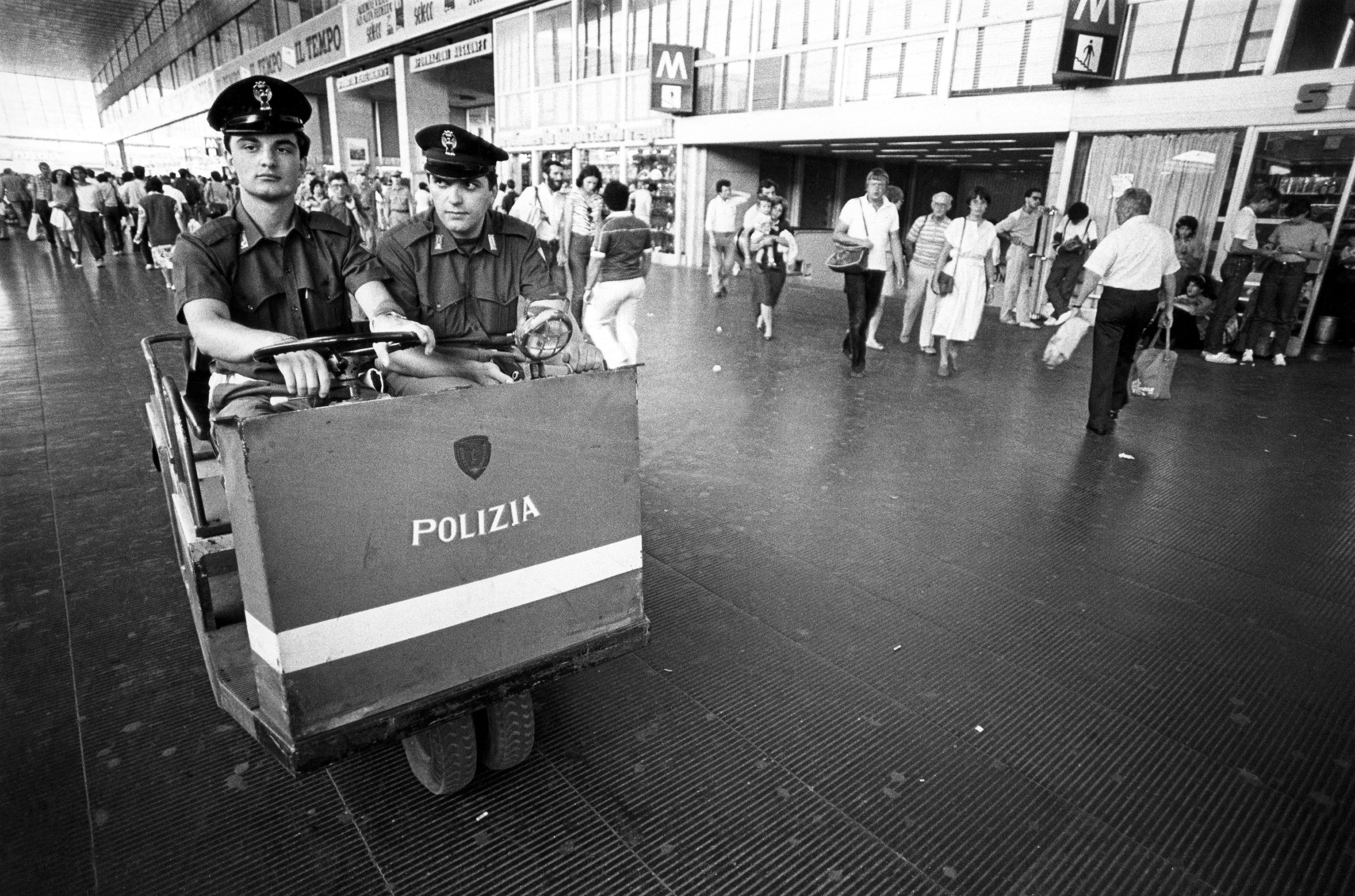 1984. Corridoio centrale, polizia di controllo © Foto Contrasto