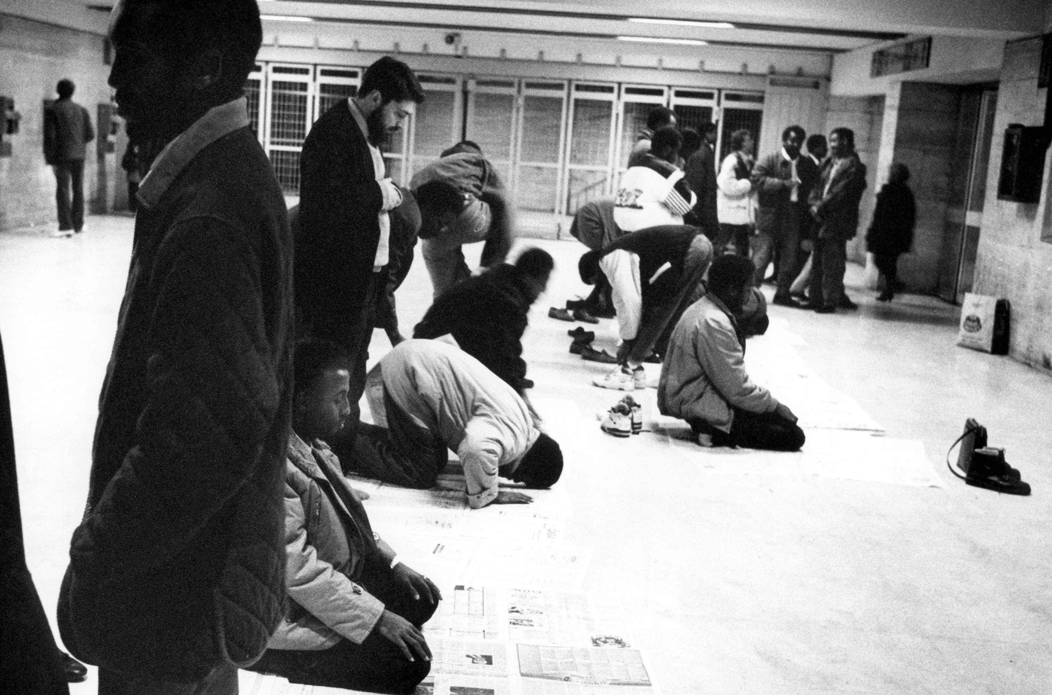 1990. Sotterraneo di accesso alla Metro, Comunità islamica in preghiera © Foto Contrasto