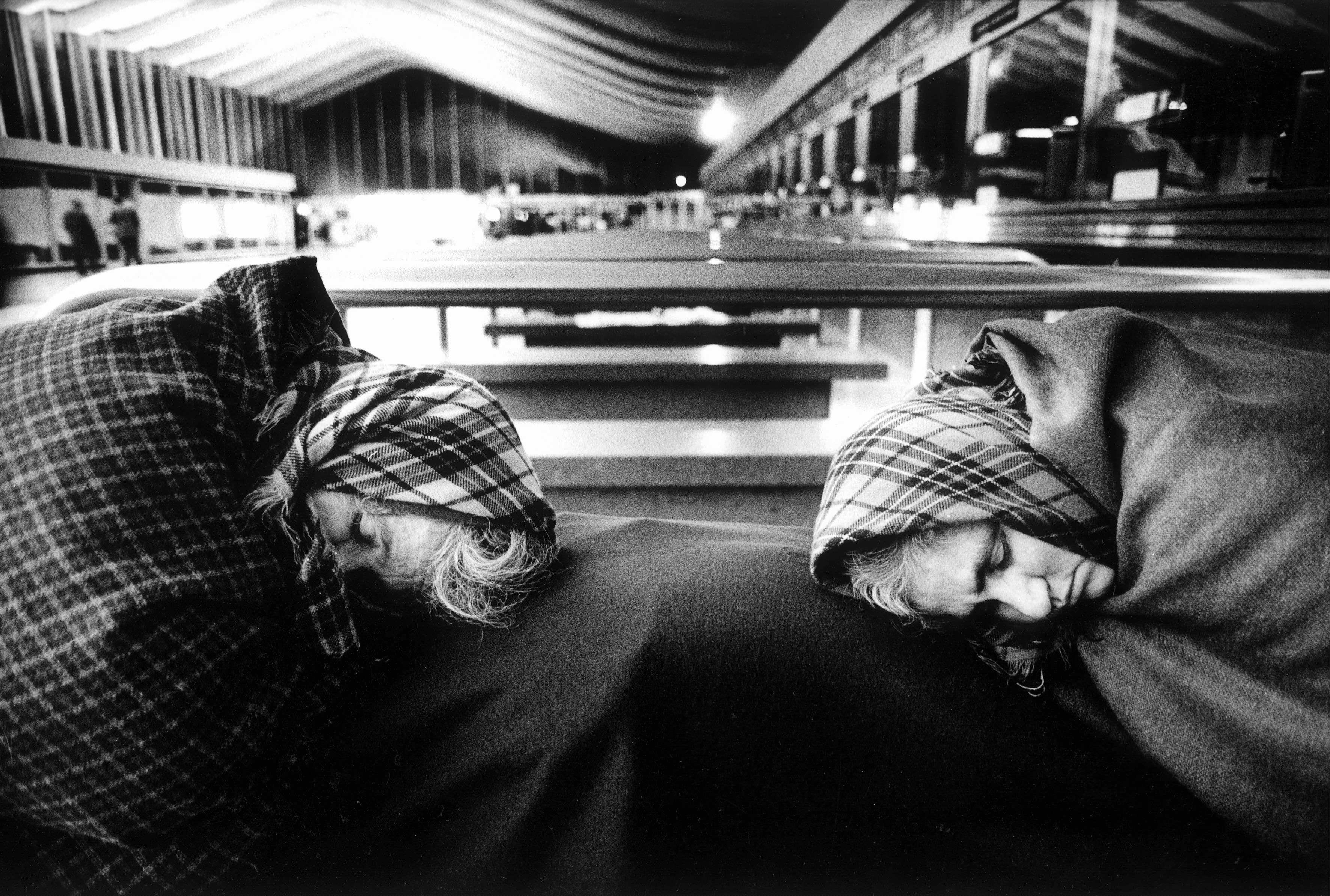 1990. Atrio della Stazione, homeless © Foto Contrasto